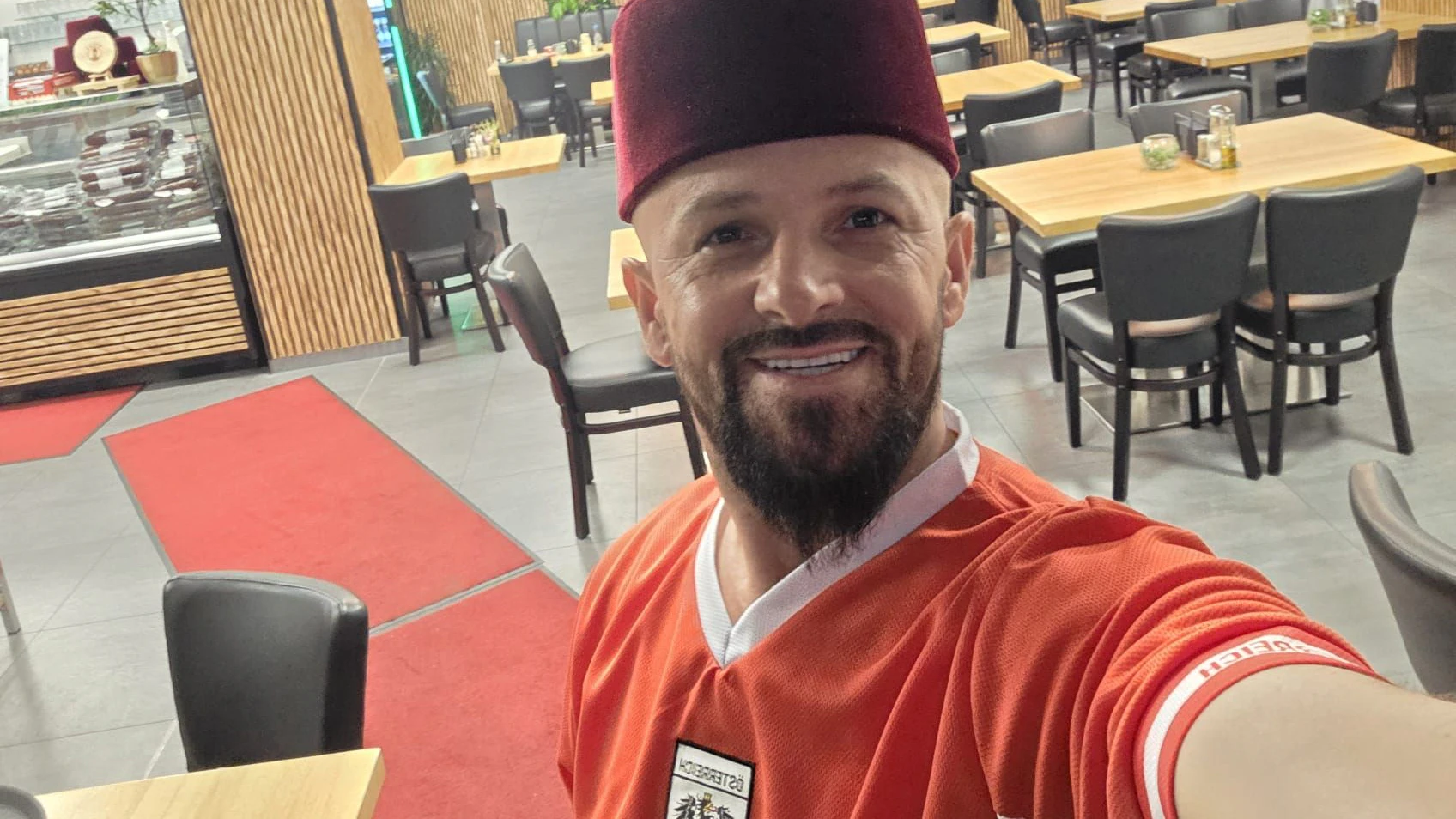 in der Brust von Lokal-Boss Senadin Ferhatovic schlägt sowohl ein rot-weiß-rotes als auch blau-gelbes Herz.