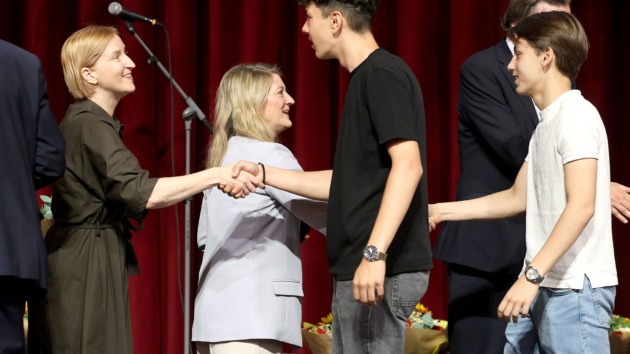 Stadträtin Elke Hanel-Torsch und Vizebürgermeisterin Bettina Emmerling (v.l.) gratulierten den Teilnehmern.
