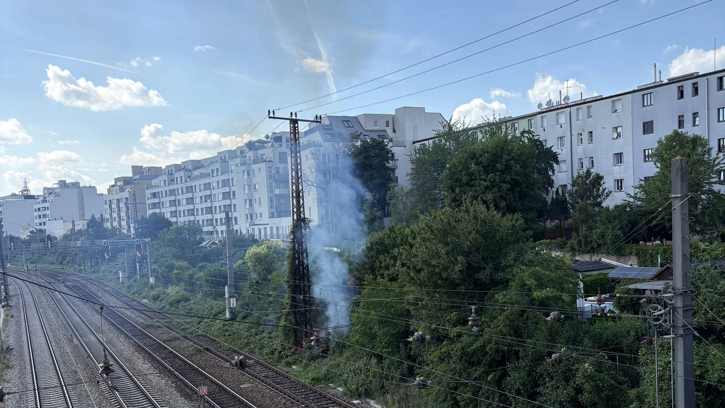 Neben den Bahngleisen in Penzing kam es am Donnerstag zu einem Flurbrand.