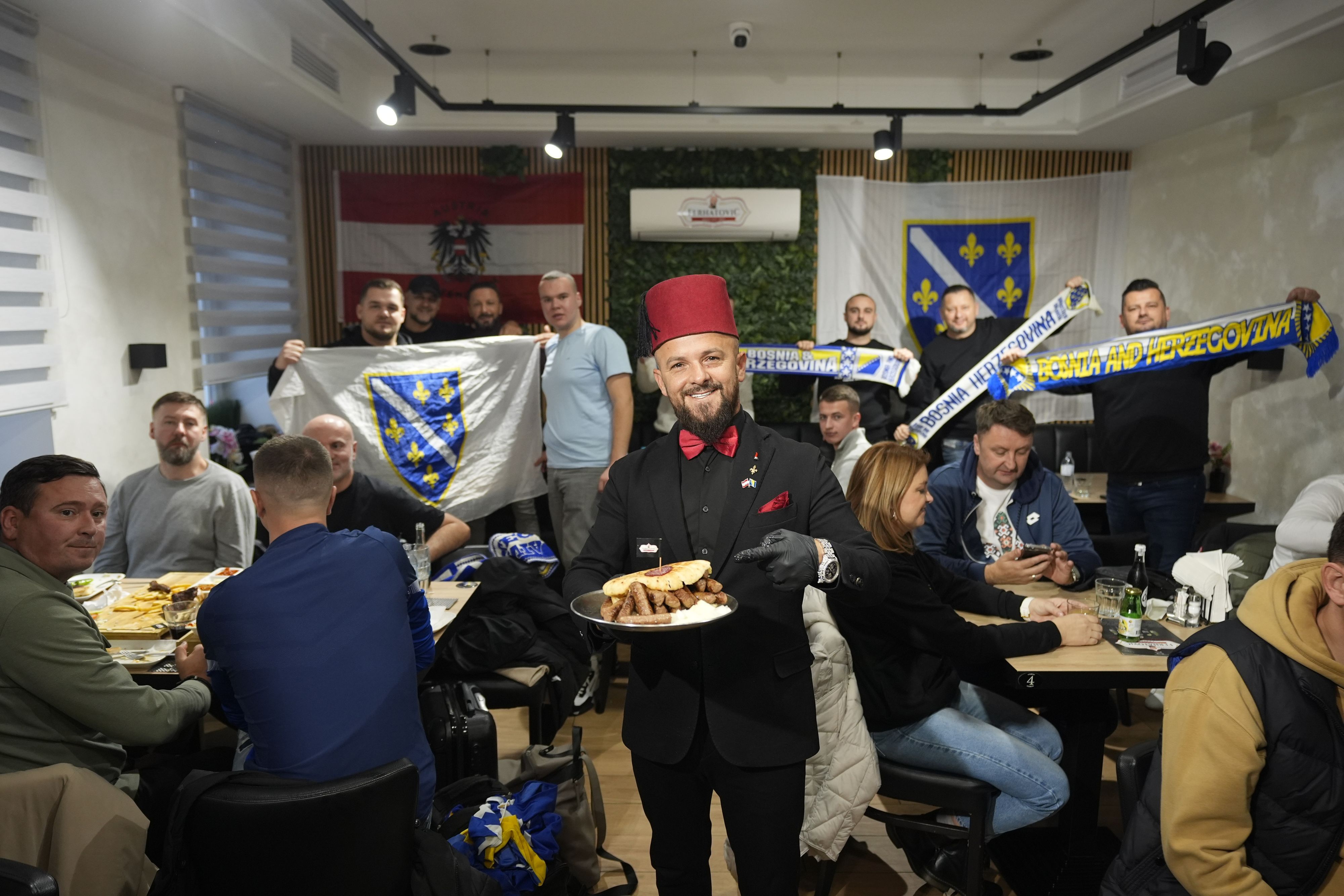 Gratis-Cevapi und Drinks, wenn Bosnien oder Österreich bei der WM gewinnen, verspricht Cevapi-Boss Senadin Ferhatovic.