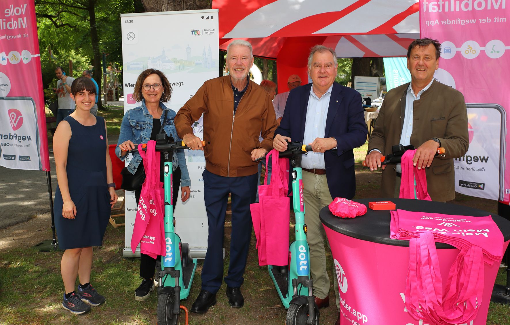 Wiener Neustadt bekommt eine Mobilitäts-App (v.l.n.r.): Valentina Knoll (Team ÖBB 360°), Alexandra Kurt-Brabec, Energiebeauftragte und KEM-Managerin der Stadt, Bürgermeister Klaus Schneeberger (ÖVP), Mobilität-Stadtrat Franz Dinhobl (ÖVP) und Martin Schmutz (ÖBB-Vertriebsleiter)