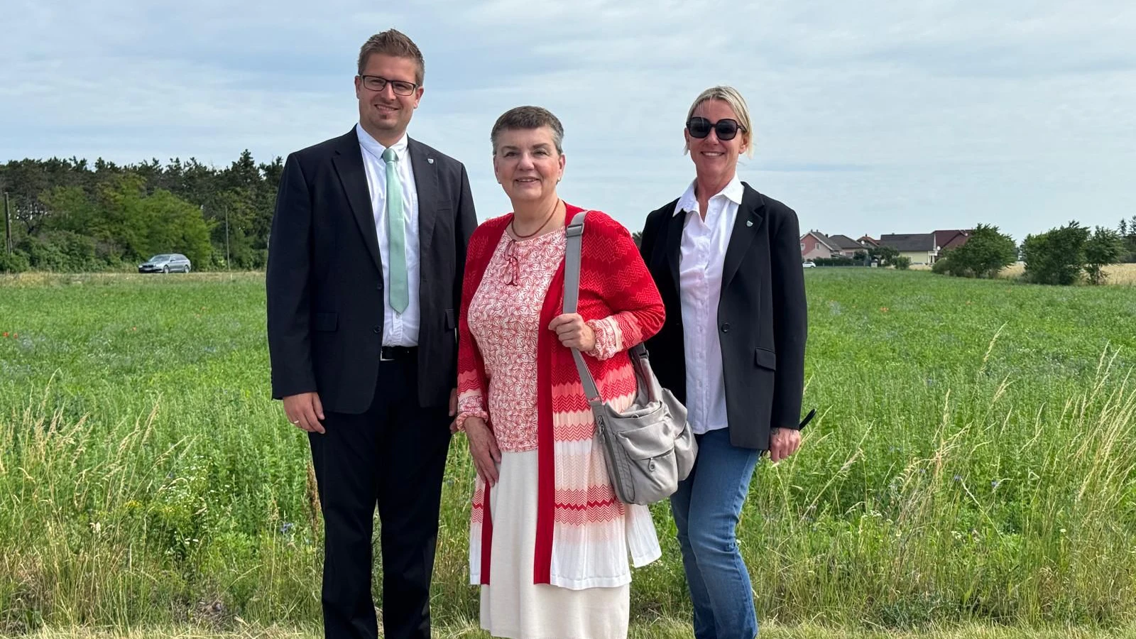 Auf diesem Grünland wird die Außenstelle von Tierschutz Austria entstehen. (v.l.n.r: Bürgermeister Florian Pfaffelmaier, Dr Madeleine Petrovic , Tierschutzbeauftragte Gemeinderätin Pamela Zezula-Dettmann)