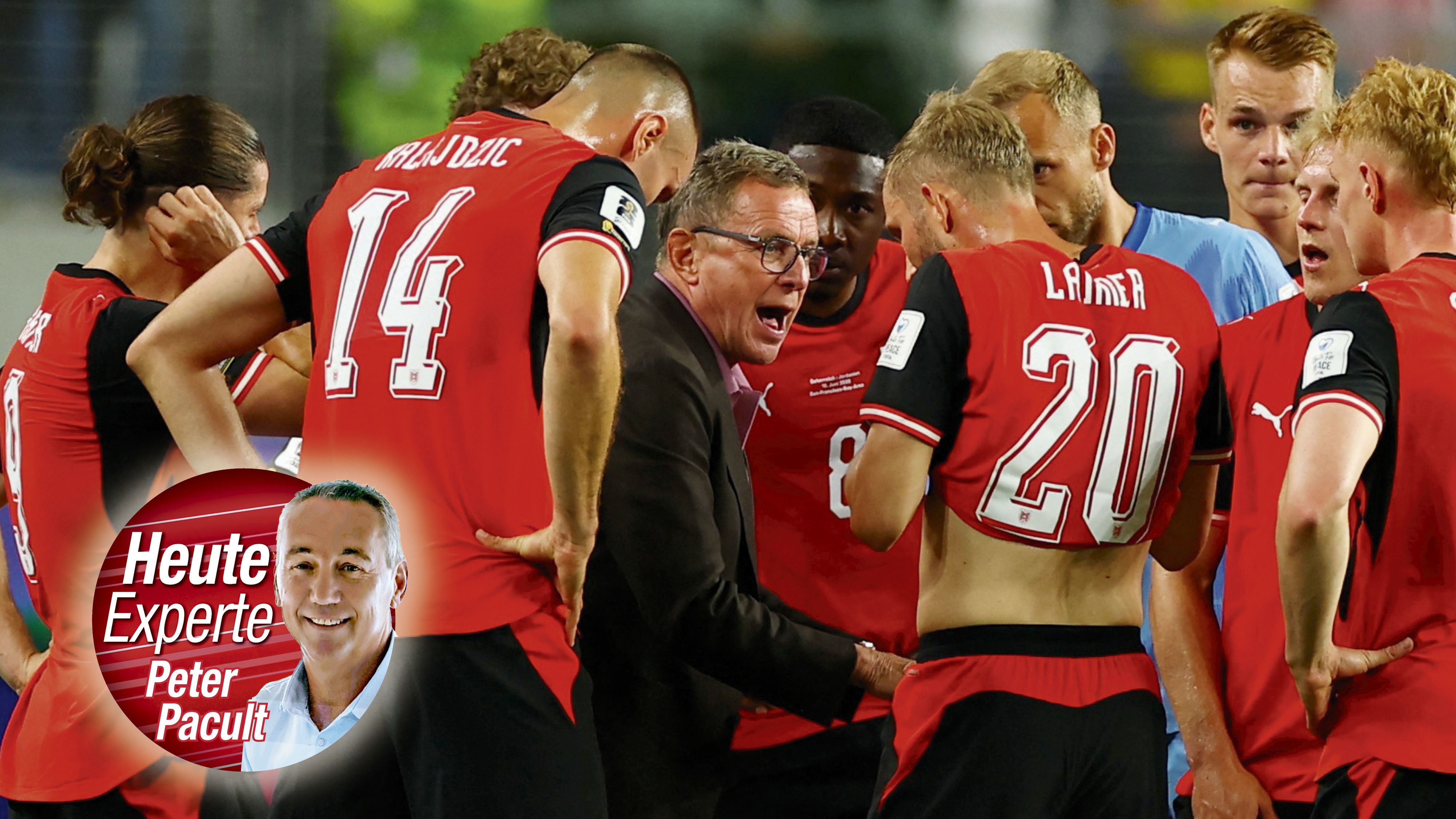 ÖFB-Teamchef Ralf Rangnick gibt seinen Spielern während der Trinkpause Anweisungen.