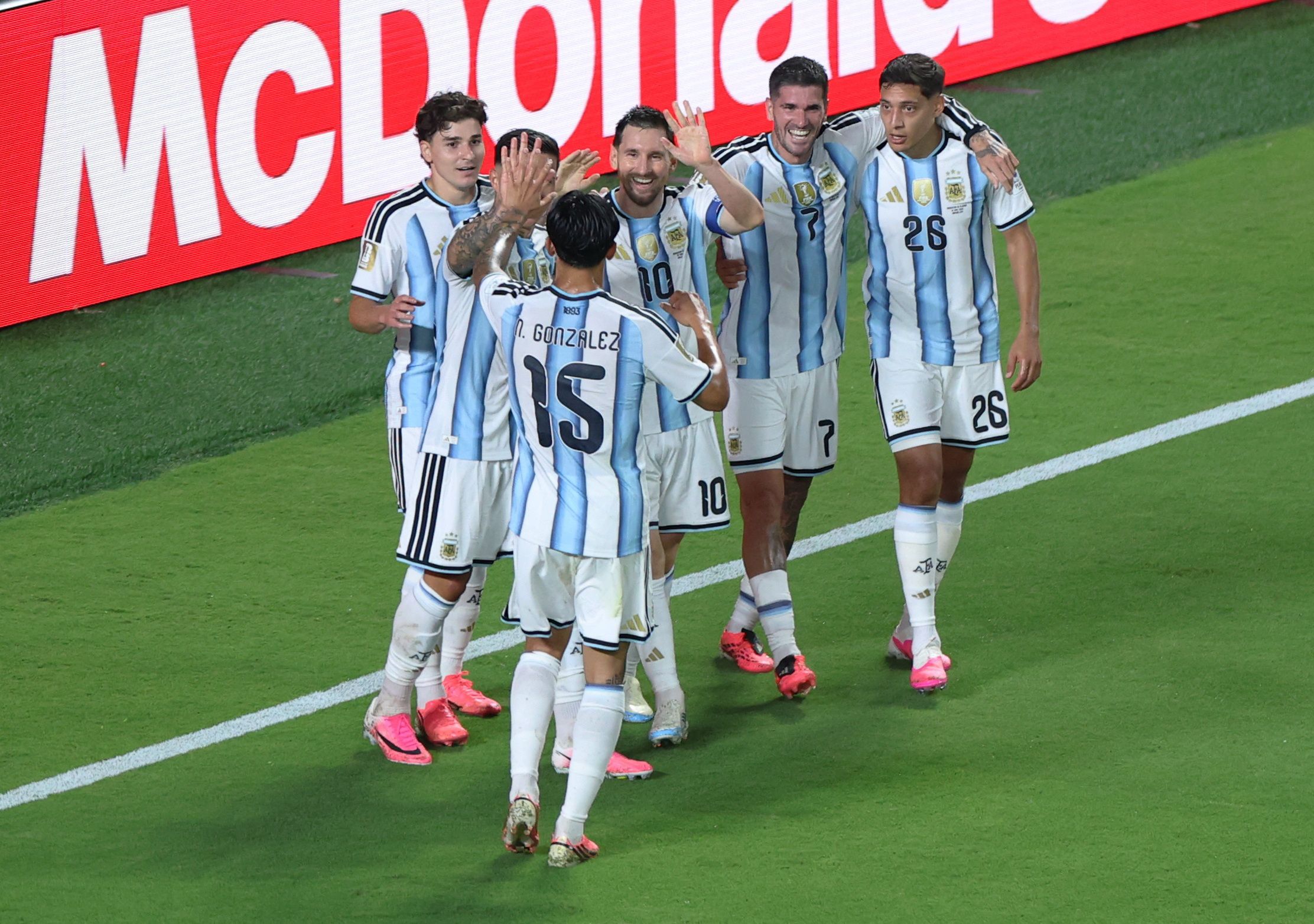 Argentinien-Superstar Lionel Messi feiert mit seinen Kollegen den 3:0-WM-Startsieg gegen Algerien.