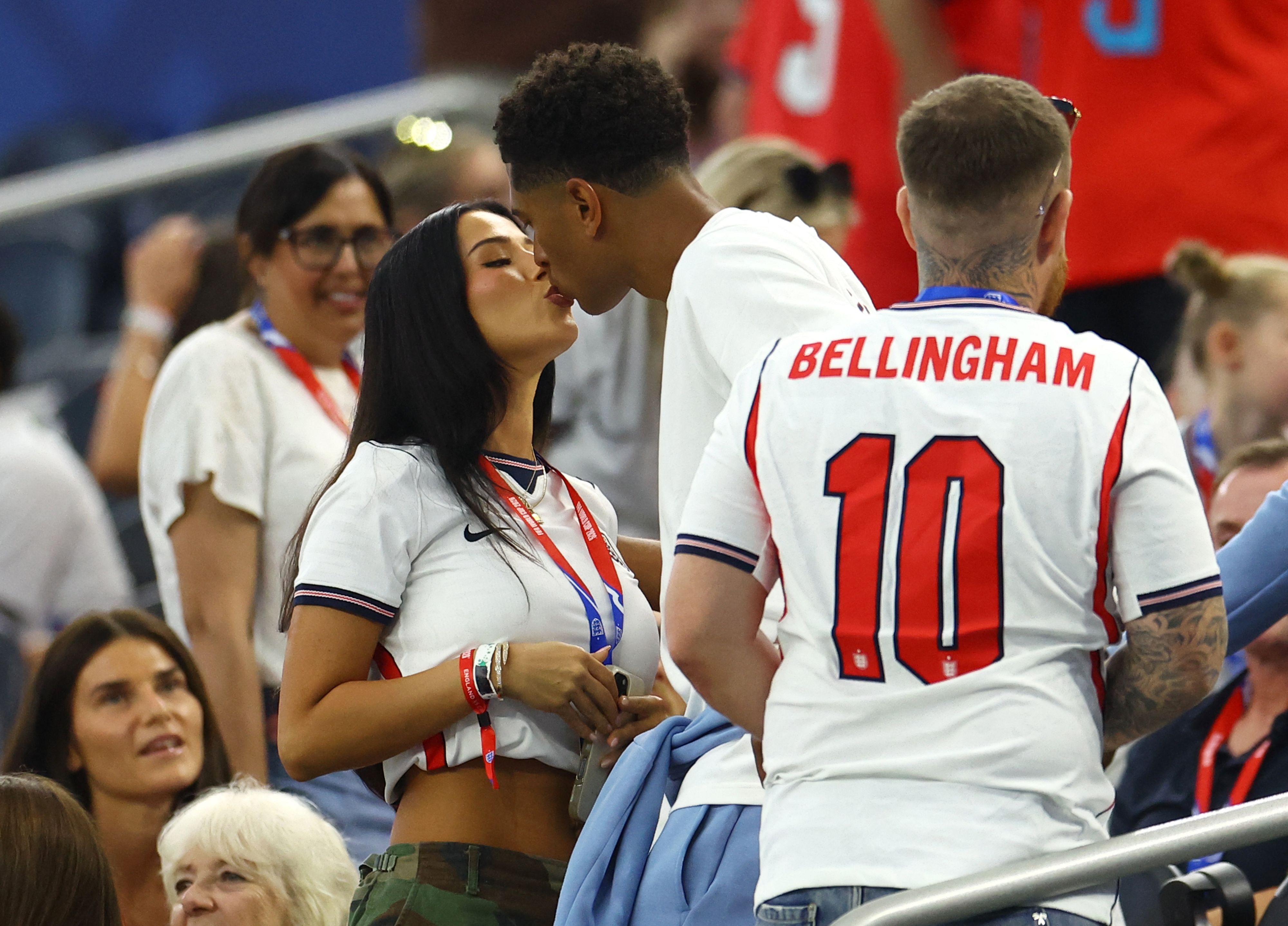 Bellingham pfeift auf das Knutschverbot - er küsst seine Partnerin Ashlyn Castro nach dem WM-Match gegen Kroatien