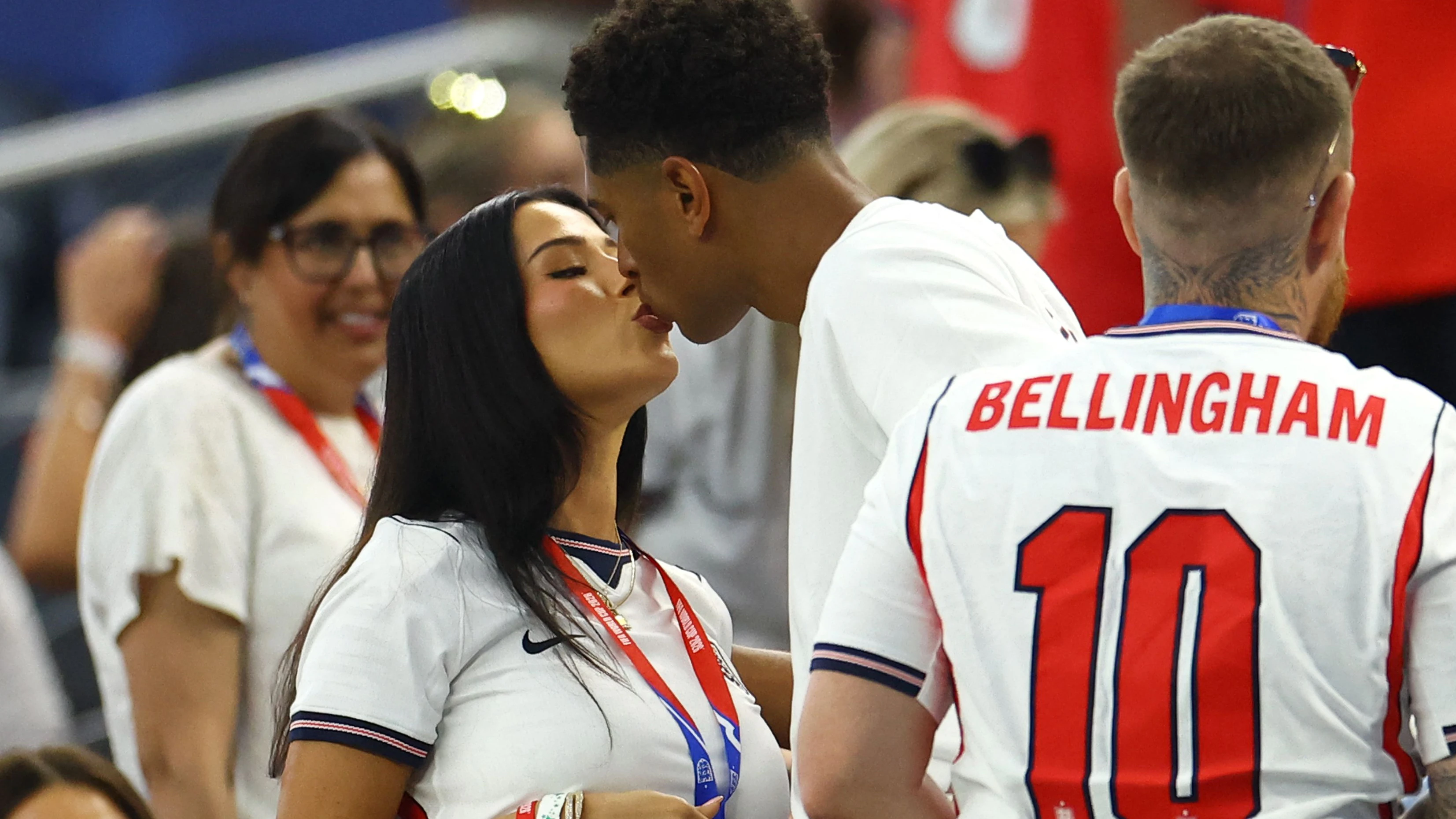 Bellingham pfeift auf das Knutschverbot - er küsst seine Partnerin Ashlyn Castro nach dem WM-Match gegen Kroatien