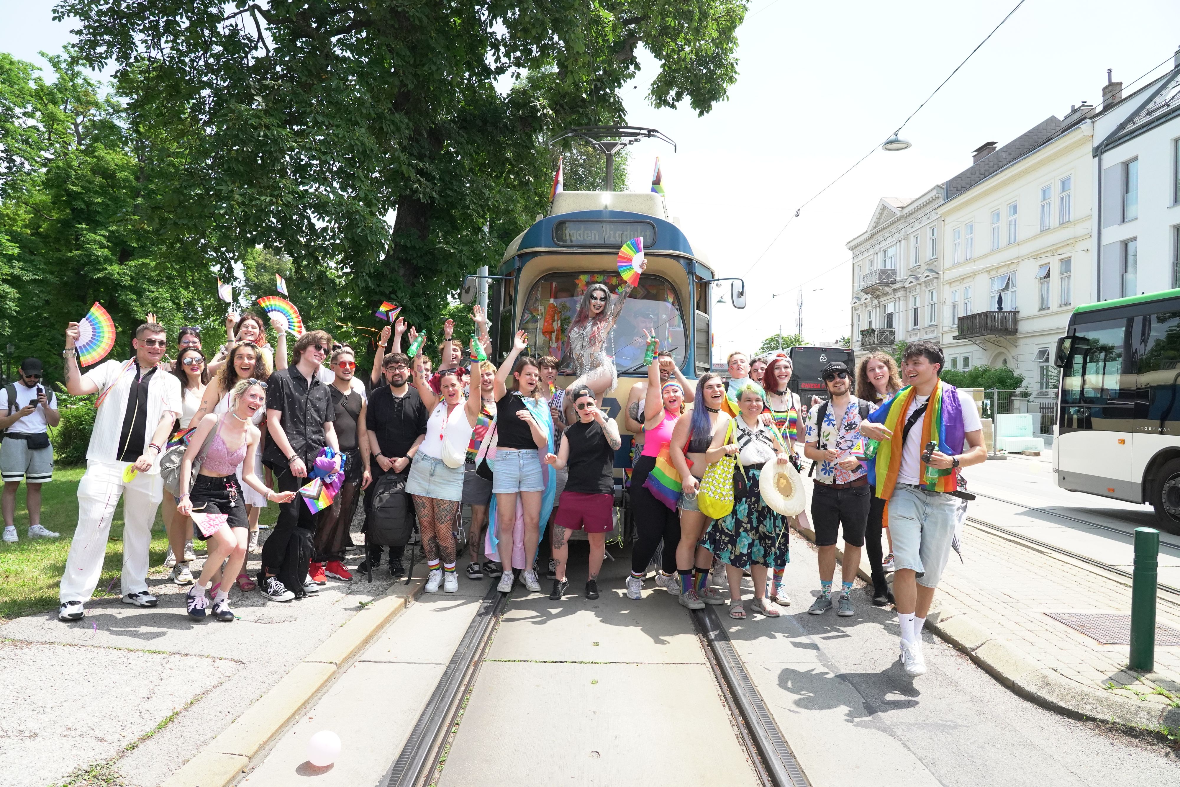 Am 20. Juni findet in Baden die Regenbogenparade statt. Das Bild zeigt die Pride 2025 in Baden.