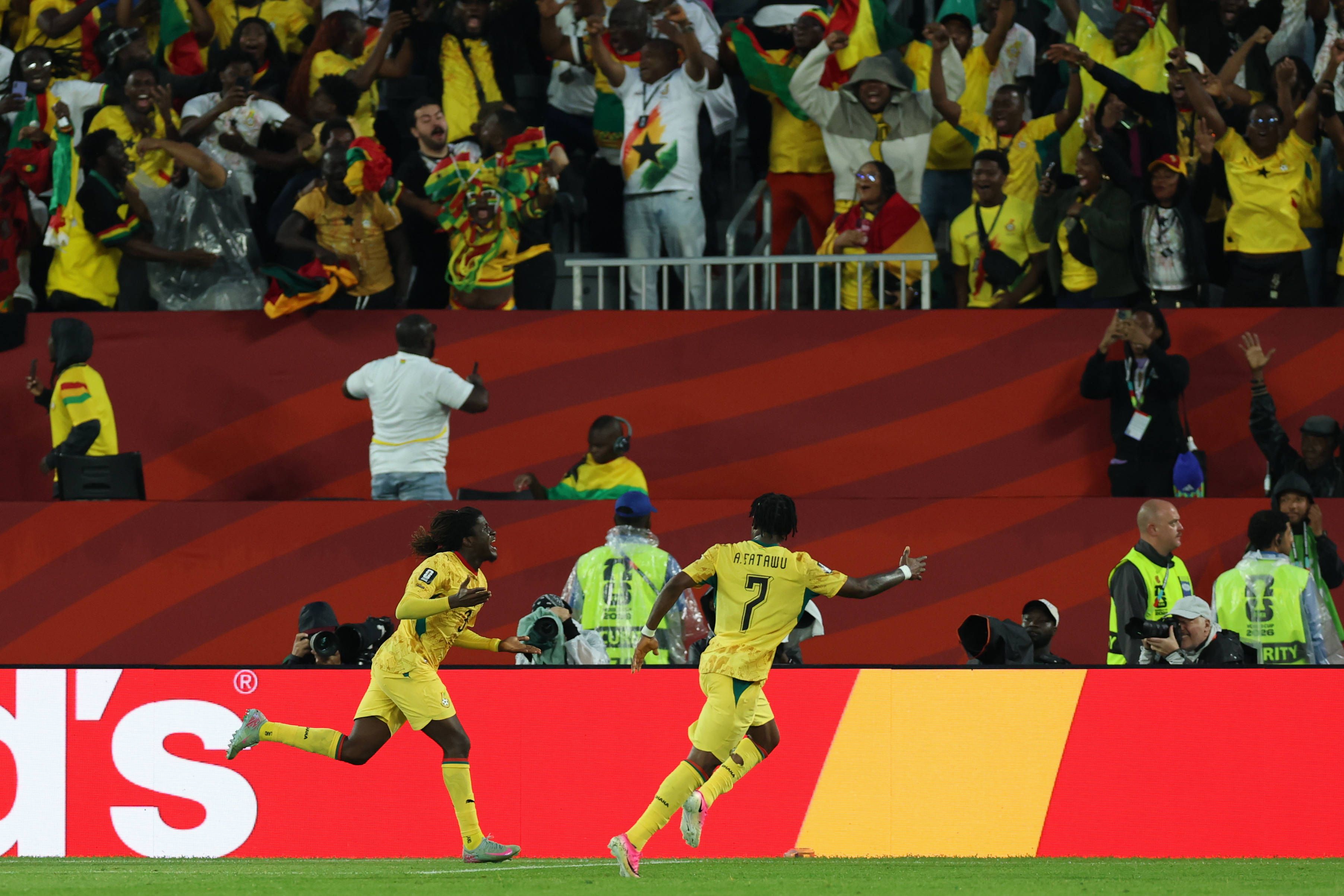 Ghana jubelt spät.