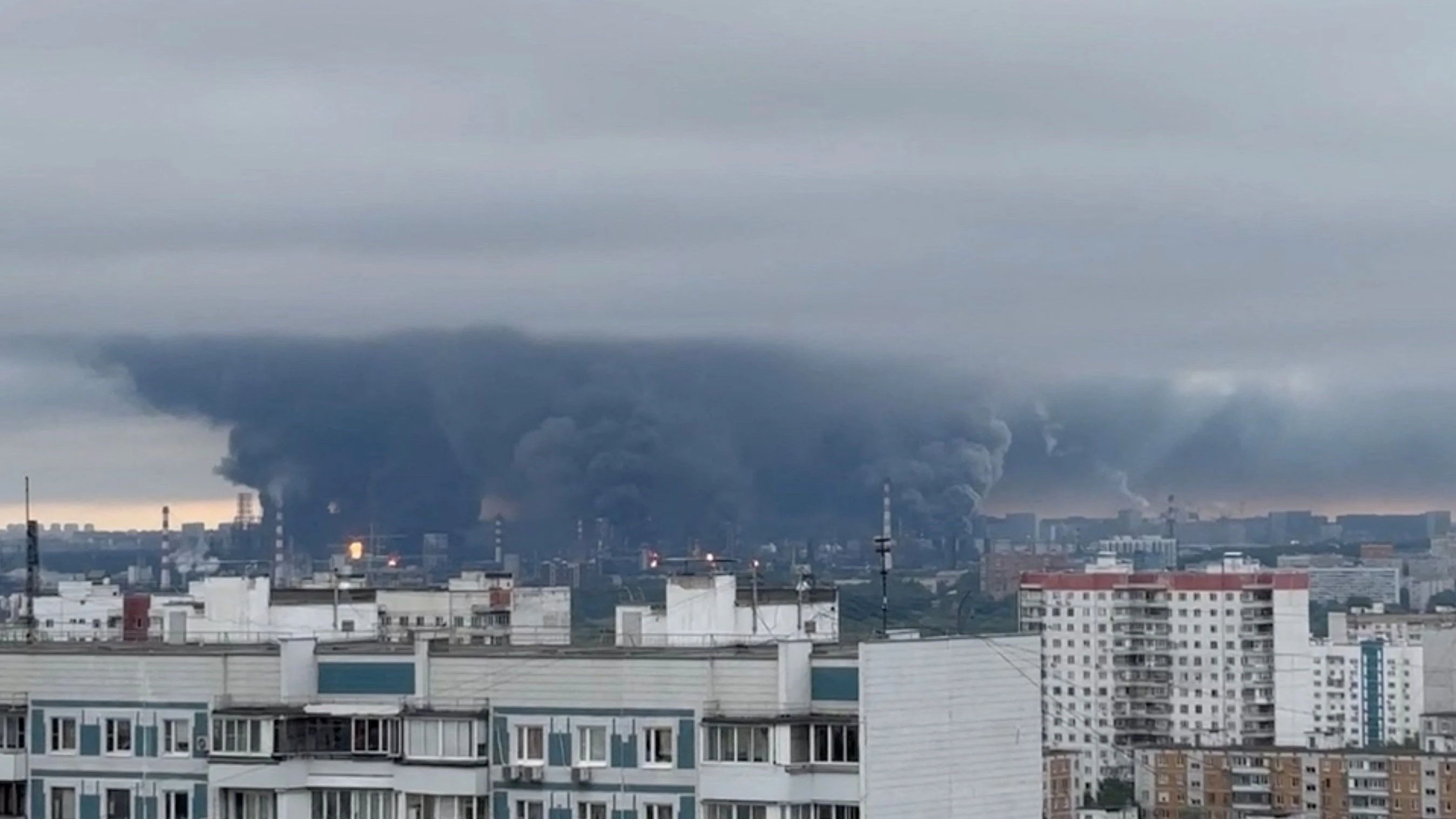 Dunkler Rauch über Moskau am Donnerstagmorgen. 