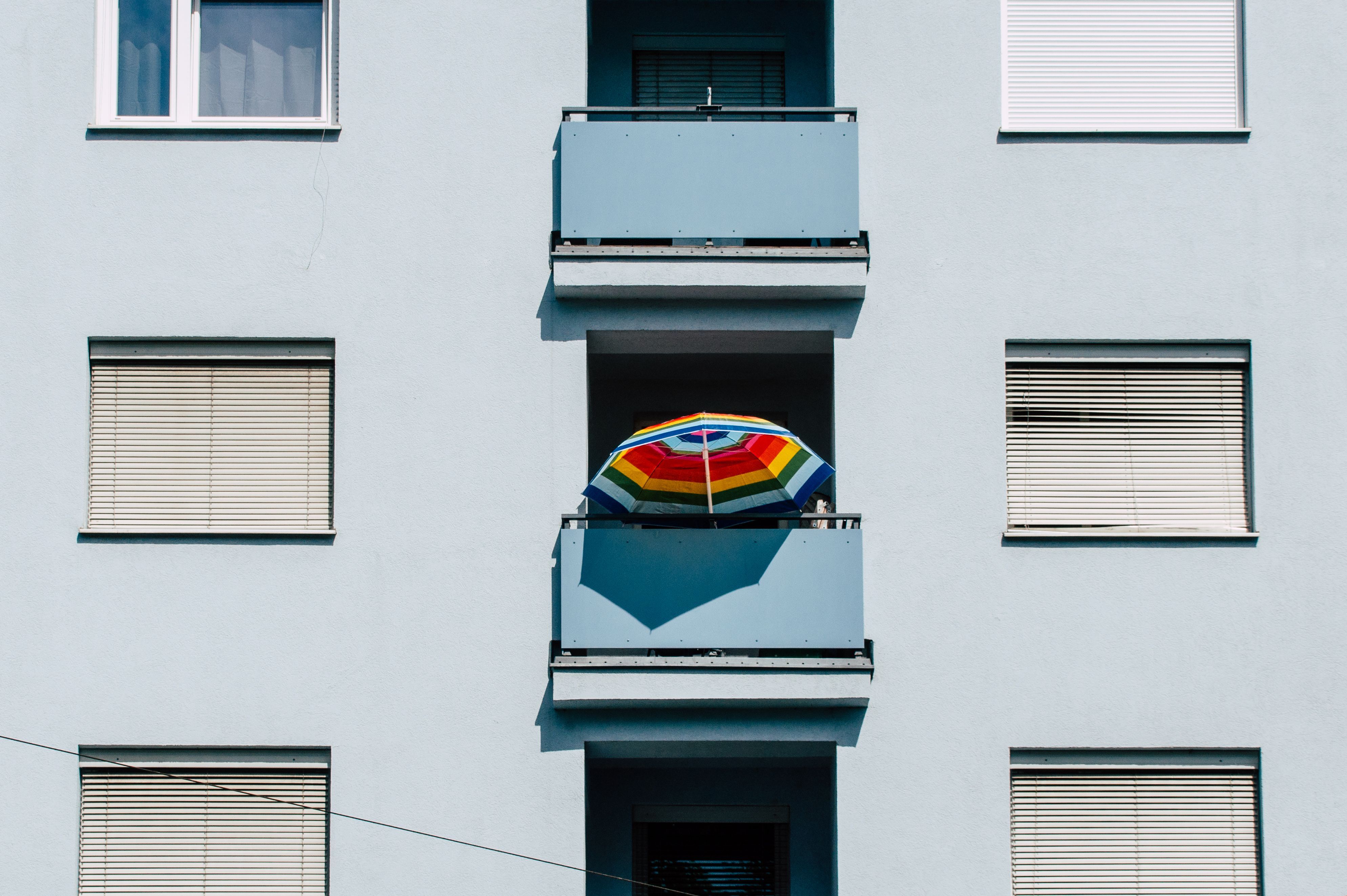 Den eigenen Balkon kann man mit einfachen Tricks zu einer Wohlfühlzone optimieren.