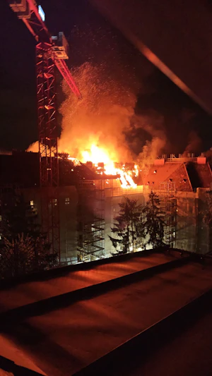 Großbrand Brigittenau: Feuer im Gemeindebau-Dach sorgt für Großeinsatz der Feuerwehr Wien. 85 Personen evakuiert, Ursache unklar.
