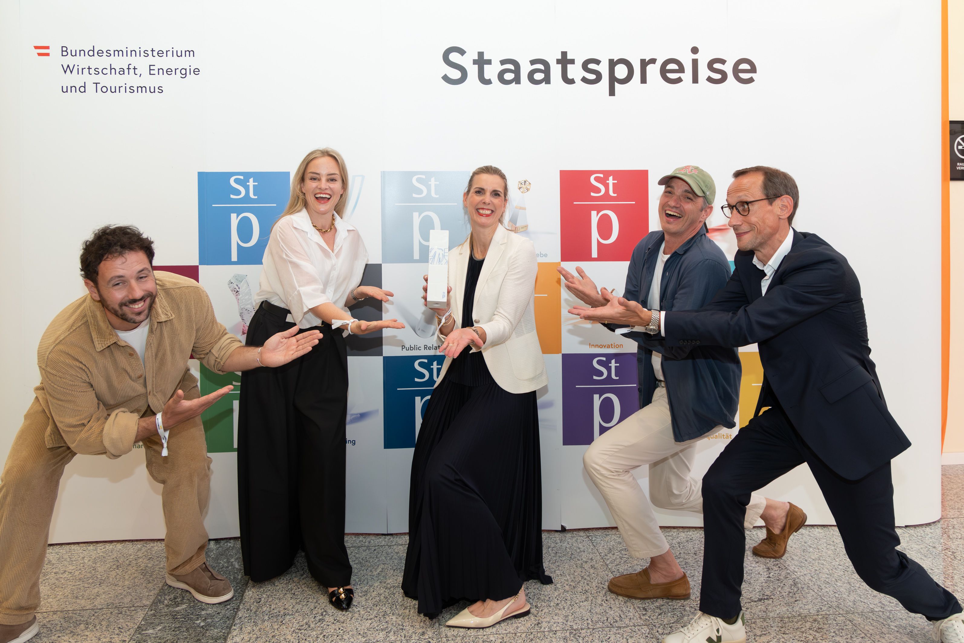 So sehen strahlende Sieger(innen) aus (v.l.): Marcello Demner (Demner, Merlicek & Bergmann), Valerie Brugger (Marketing-Chefin Wiener Städtische), Generaldirektor-Stellvertreterin Sonja Brandtmayer (Wiener Städtische), Alistair Thompson (Demner, Merlicek & Bergmann), Jürgen Vanicek (Demner, Merlicek & Bergmann)