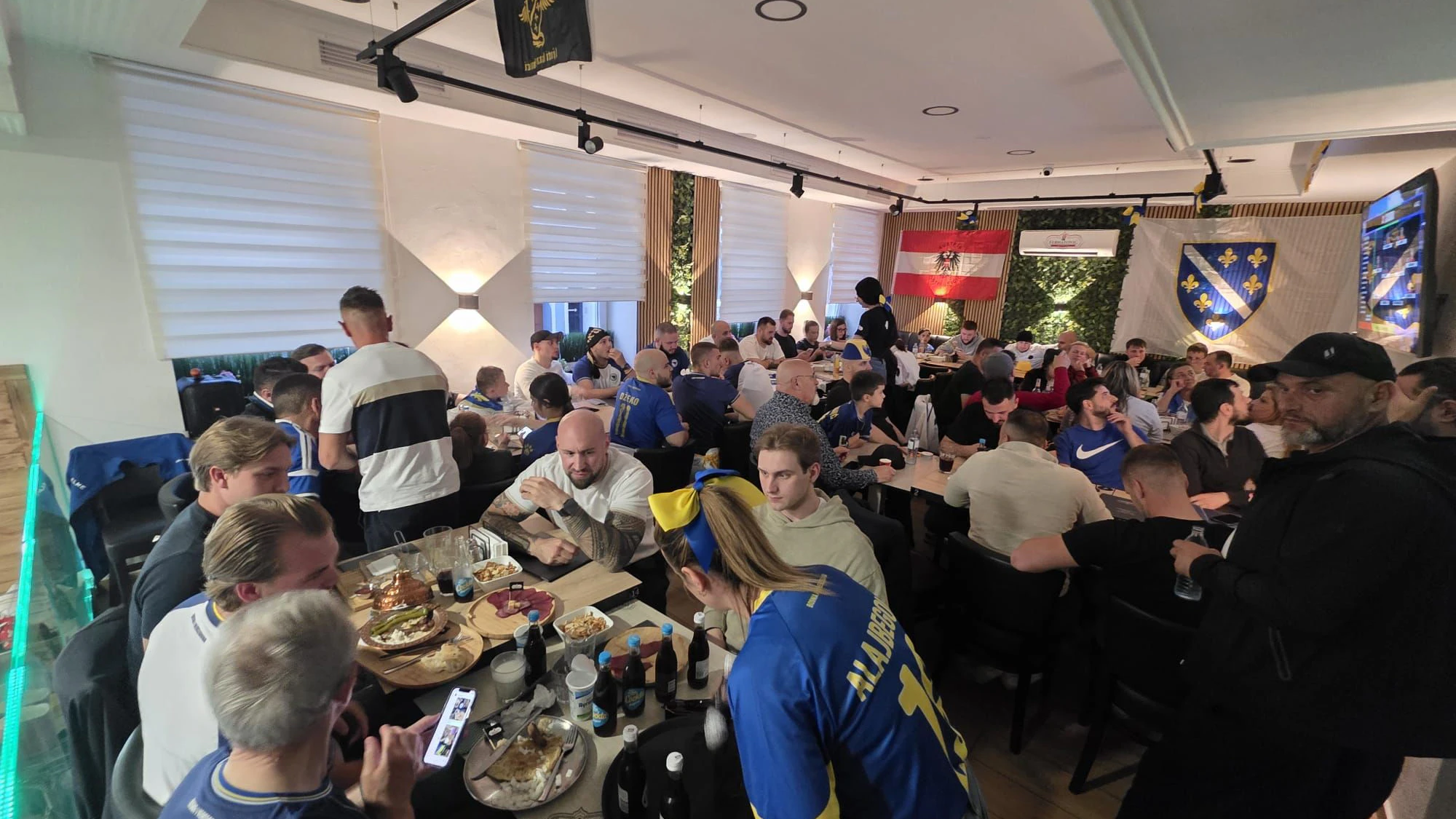 Tolle Stimmung, leckere Cevapcici und Fußball: die WM im "Ferhatovic" in Wien-Meidling.