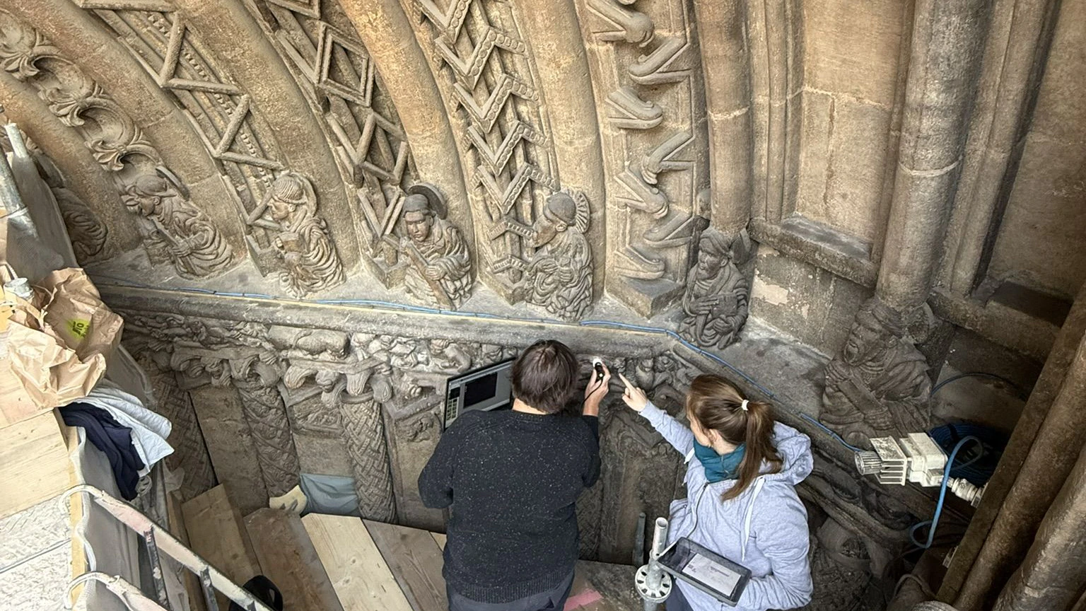 Heute.at - Stephansdom – Forscher nehmen Riesentor unter die Lupe
