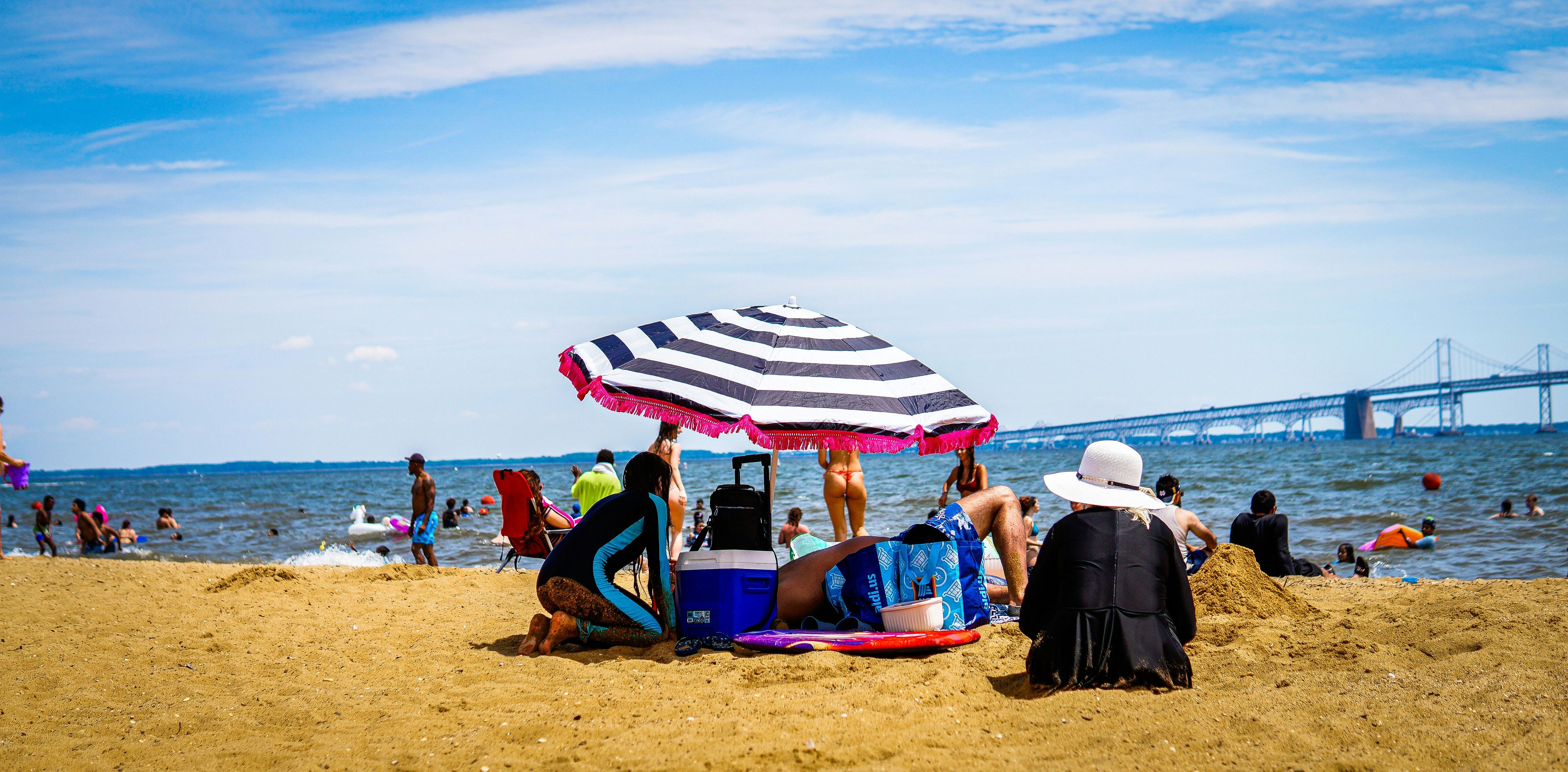 Sonnenschirme wie dieser sind am Strand von Punta Molentis auf Sardinien nicht gern gesehen.
