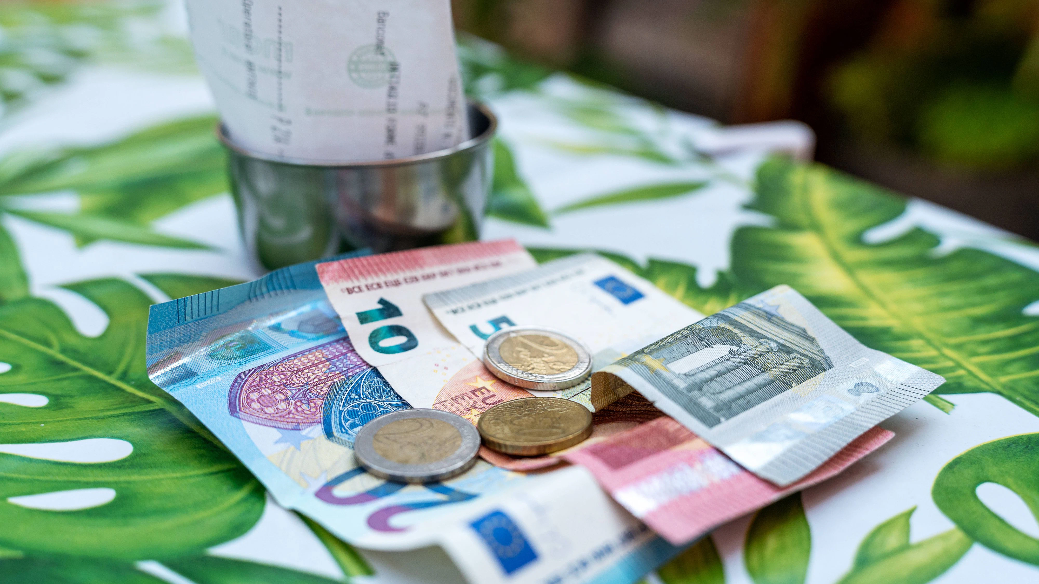 Lake Garda, Italy - July 19, 2025: Cash on a restaurant table - rising prices mean that the bill is always higher. What used to be cheap is now often an expensive restaurant visit. *** Bargeld auf einem Restauranttisch steigende Preise sorgen dafür, dass die Rechnung immer höher ausfällt. Was früher günstig war, ist heute oft ein teurer Restaurantbesuch.