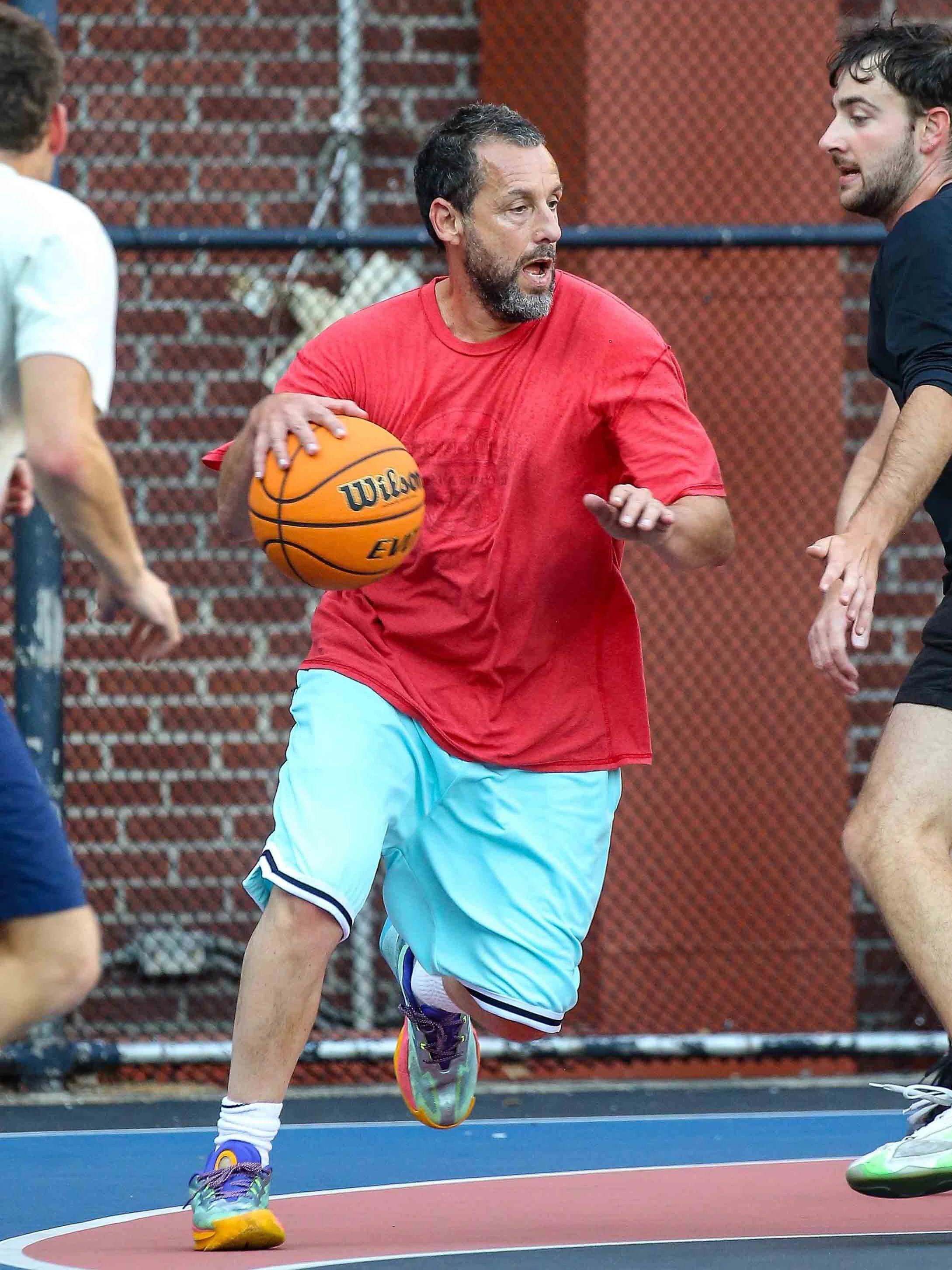 Adam Sandler wirft ein paar Körbe.