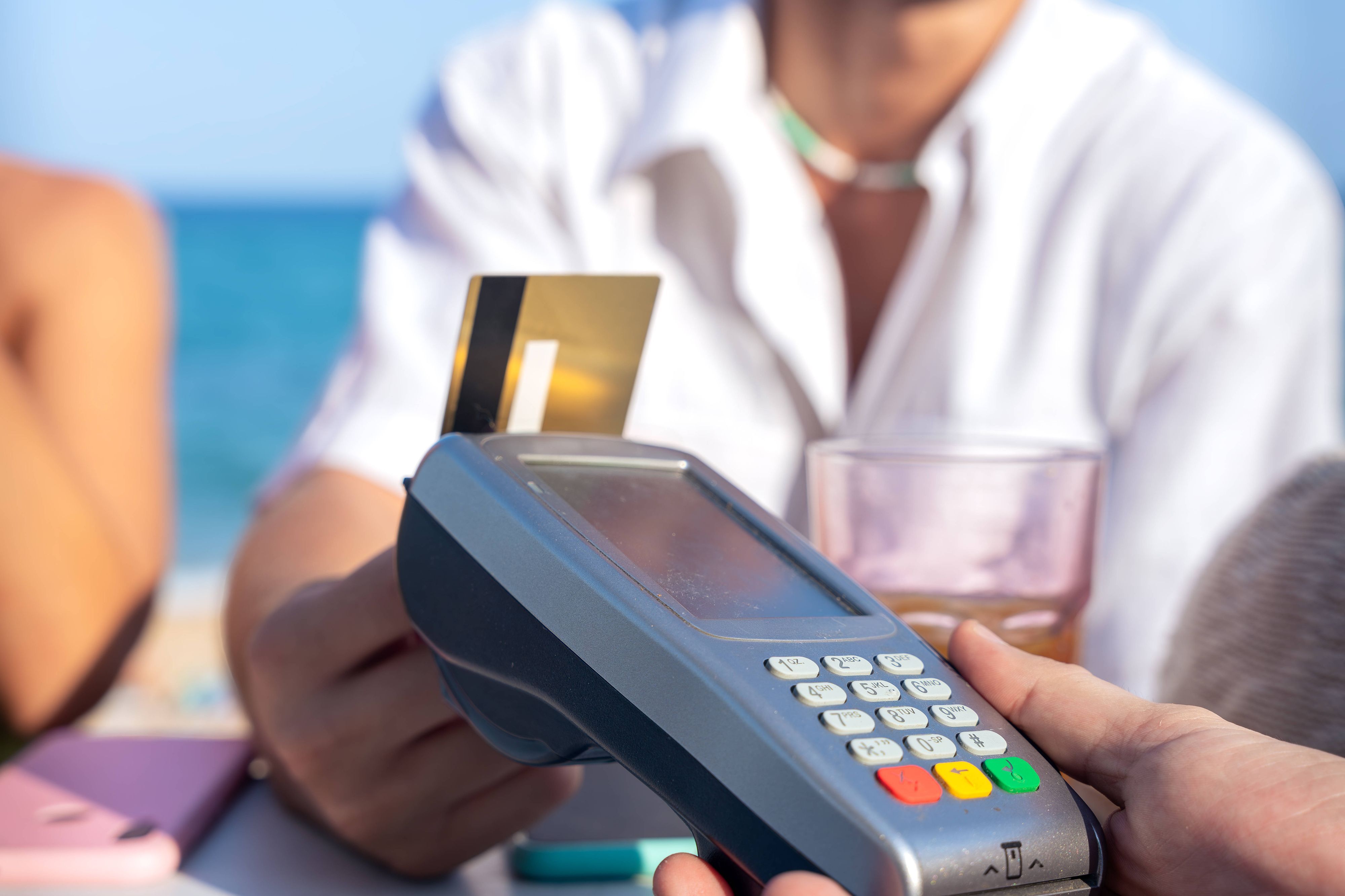 Mit dem UrlaubsEuro bekommen Österreicher heuer in vielen beliebten Reiseländern deutlich mehr für ihr Geld als daheim – teils bis zu 70 Prozent mehr.