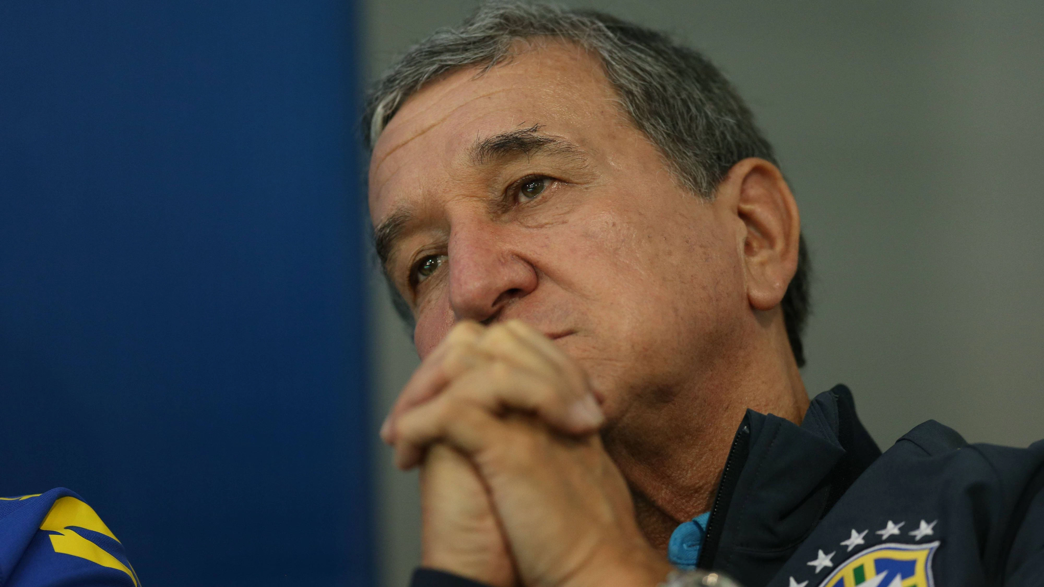 Carlos Alberto Parreira, technical director of the Brazilian national soccer team, takes part during a press conference after a training session for the FIFA World Cup Brazil 2014 in Teresopolis, in Rio de Janeiro, Brazil, May 27, 2014. (Xinhua/AGENCIA ESTADO) BRAZIL OUT (SP)BRAZIL-RIO DE JANEIRO-WORLD CUP 2014-NATIONAL TEAM PUBLICATIONxNOTxINxCHN  Carlos Alberto Parreira Technical Director of The Brazilian National Soccer team takes Part during A Press Conference After A Training Session for The FIFA World Cup Brazil 2014 in Teresopolis in Rio de Janeiro Brazil May 27 2014 Xinhua Agencia Estado Brazil out SP Brazil Rio de Janeiro World Cup 2014 National team PUBLICATIONxNOTxINxCHN