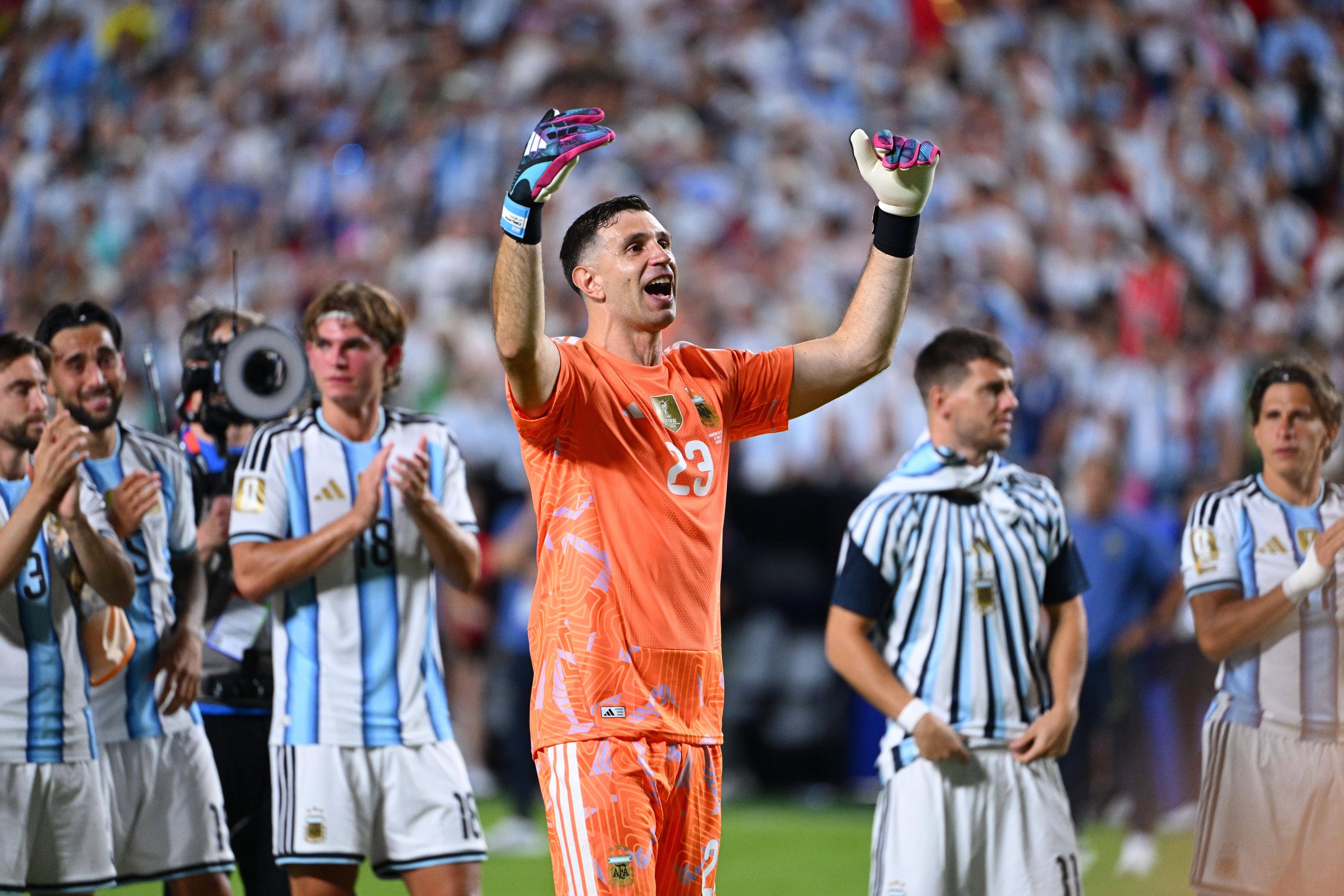 Emiliano Martinez, der Star-Torhüter der Argentinier, glaubt nicht an Österreich. 