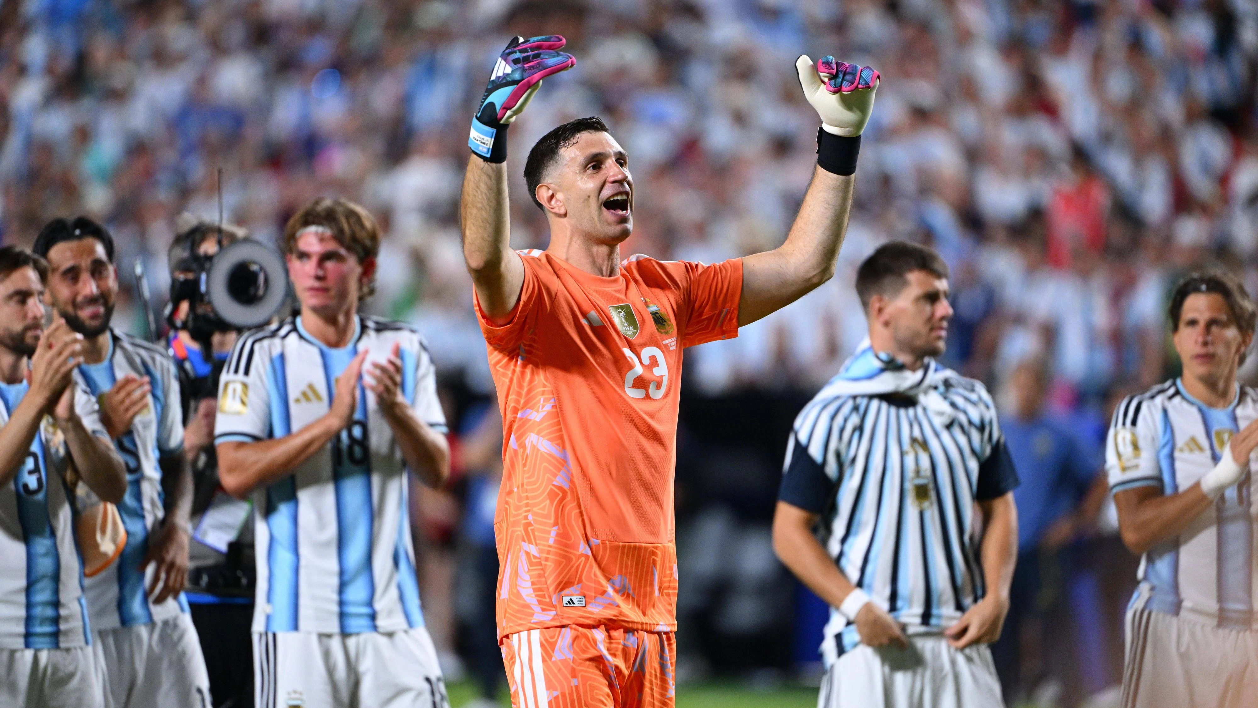 Emiliano Martinez, der Star-Torhüter der Argentinier, glaubt nicht an Österreich. 
