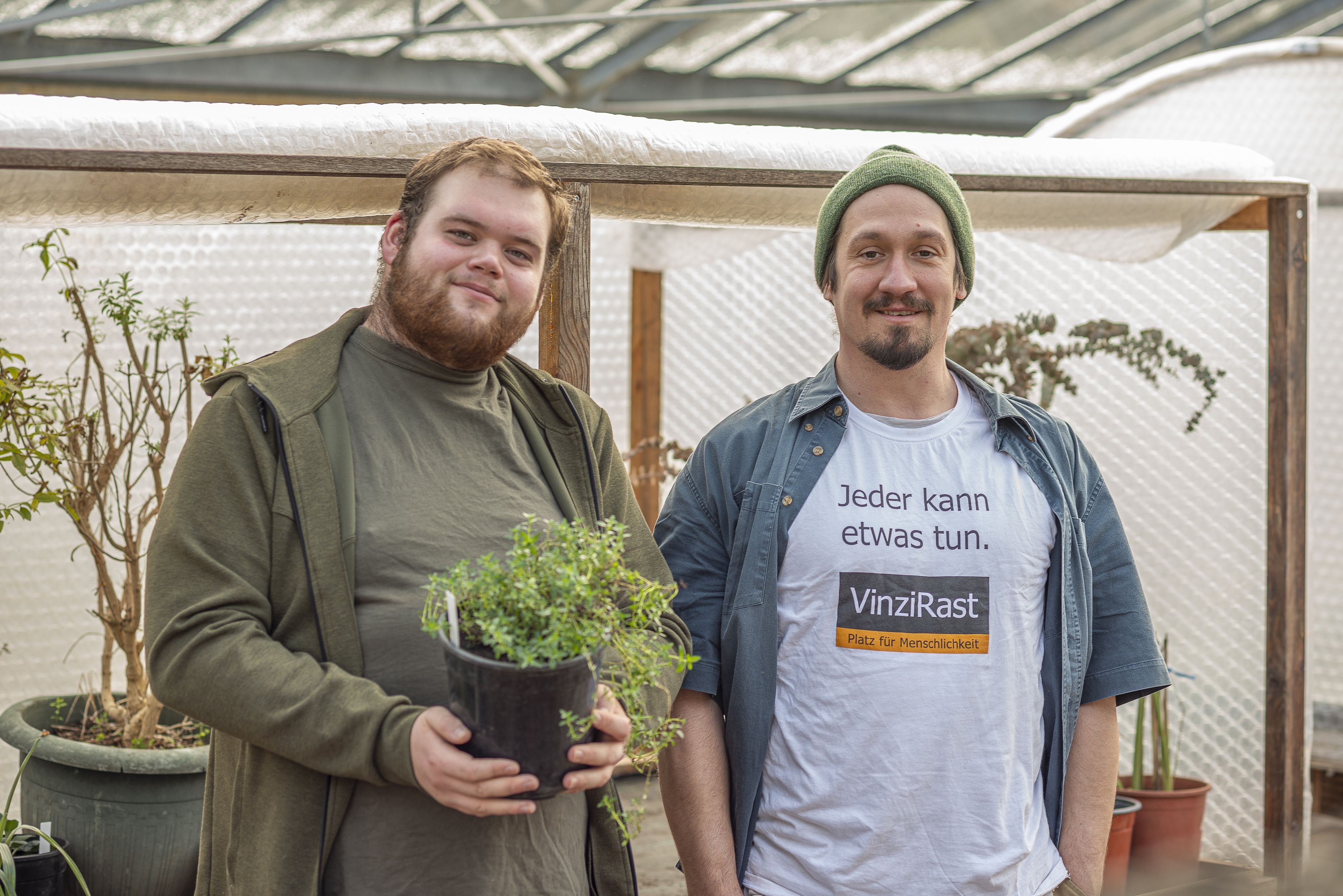 Max, Bewohner der VinziRast am Land und Michael Schmidt, Leitung Landwirtschaft