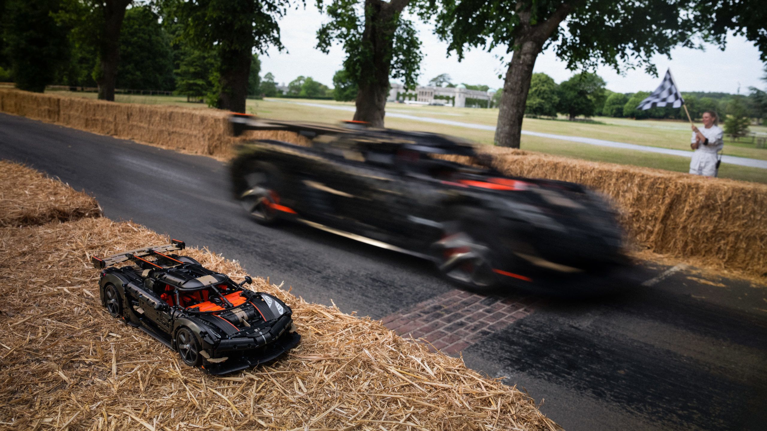 Mehr als 327.000 LEGO-Teile, ein echter Rennfahrer und ein neuer Rekord: Diese ungewöhnliche Fahrt sorgt für Gesprächsstoff.