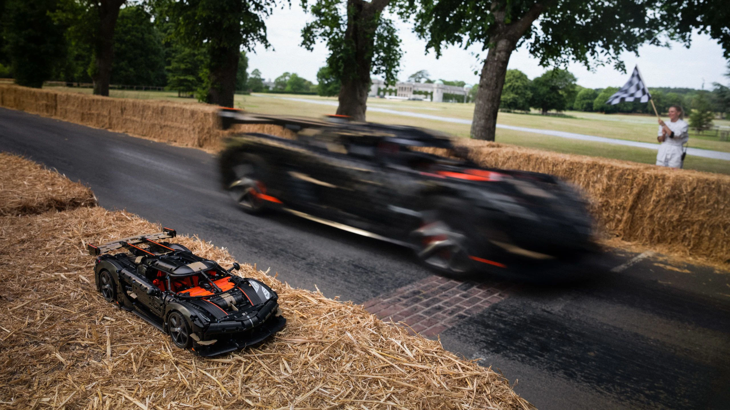 Mehr als 327.000 LEGO-Teile, ein echter Rennfahrer und ein neuer Rekord: Diese ungewöhnliche Fahrt sorgt für Gesprächsstoff.