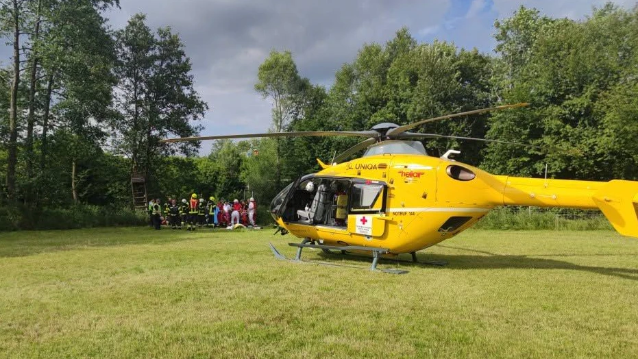 Der Lenker wurde mit dem Hubschrauber nach Salzburg ins Spital geflogen.