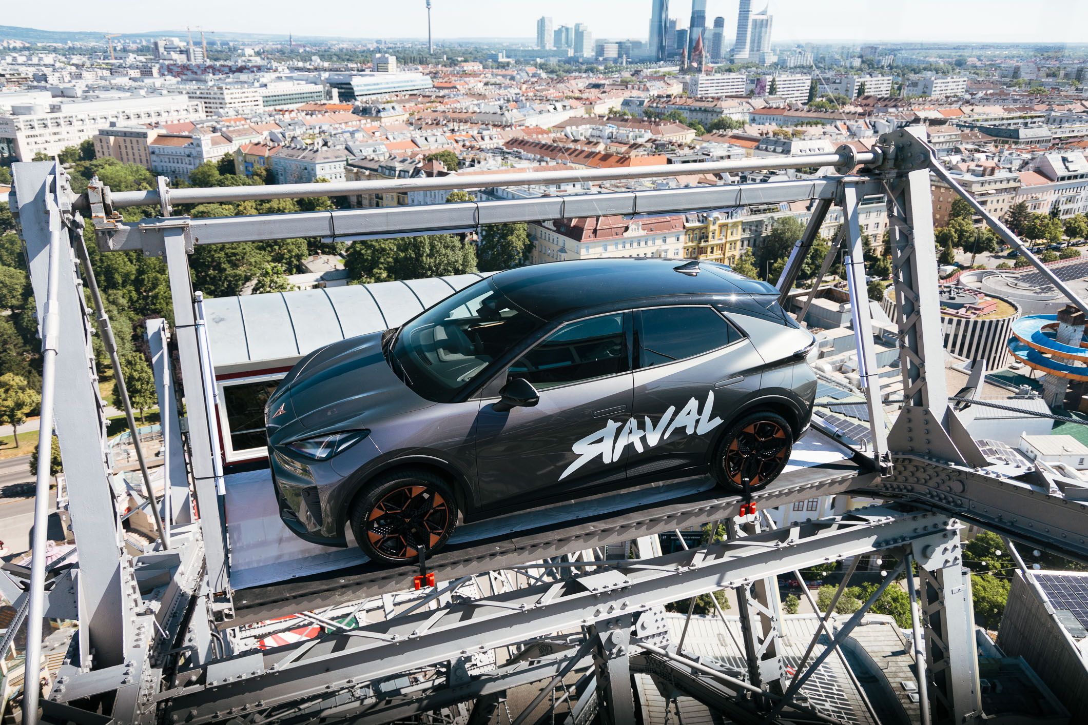Der Cupra Raval dreht nun seine Runden am Reisenrad.