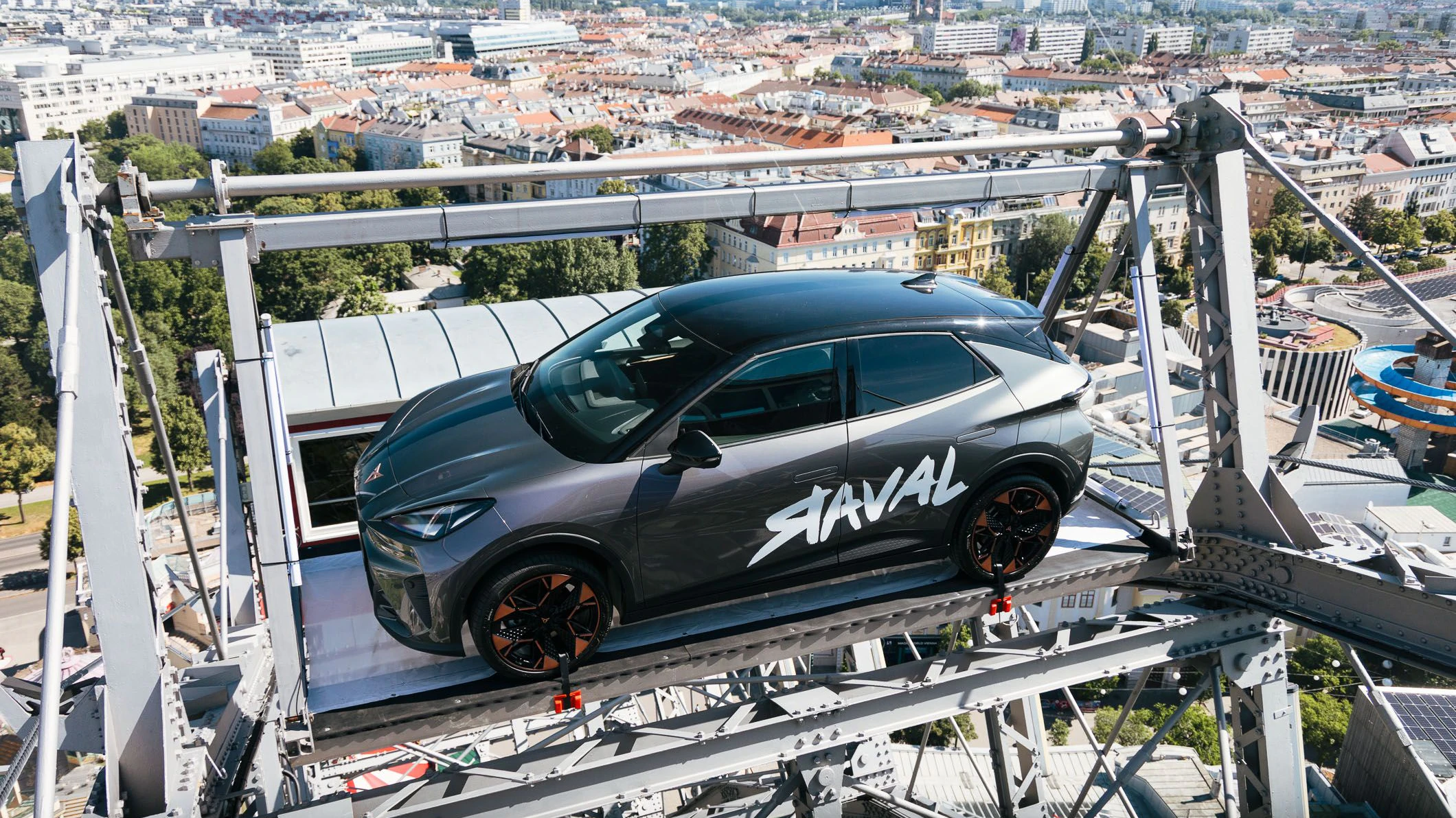 Heute.at - Spektakuläre Aktion in Wien! Auto hängt am Riesenrad