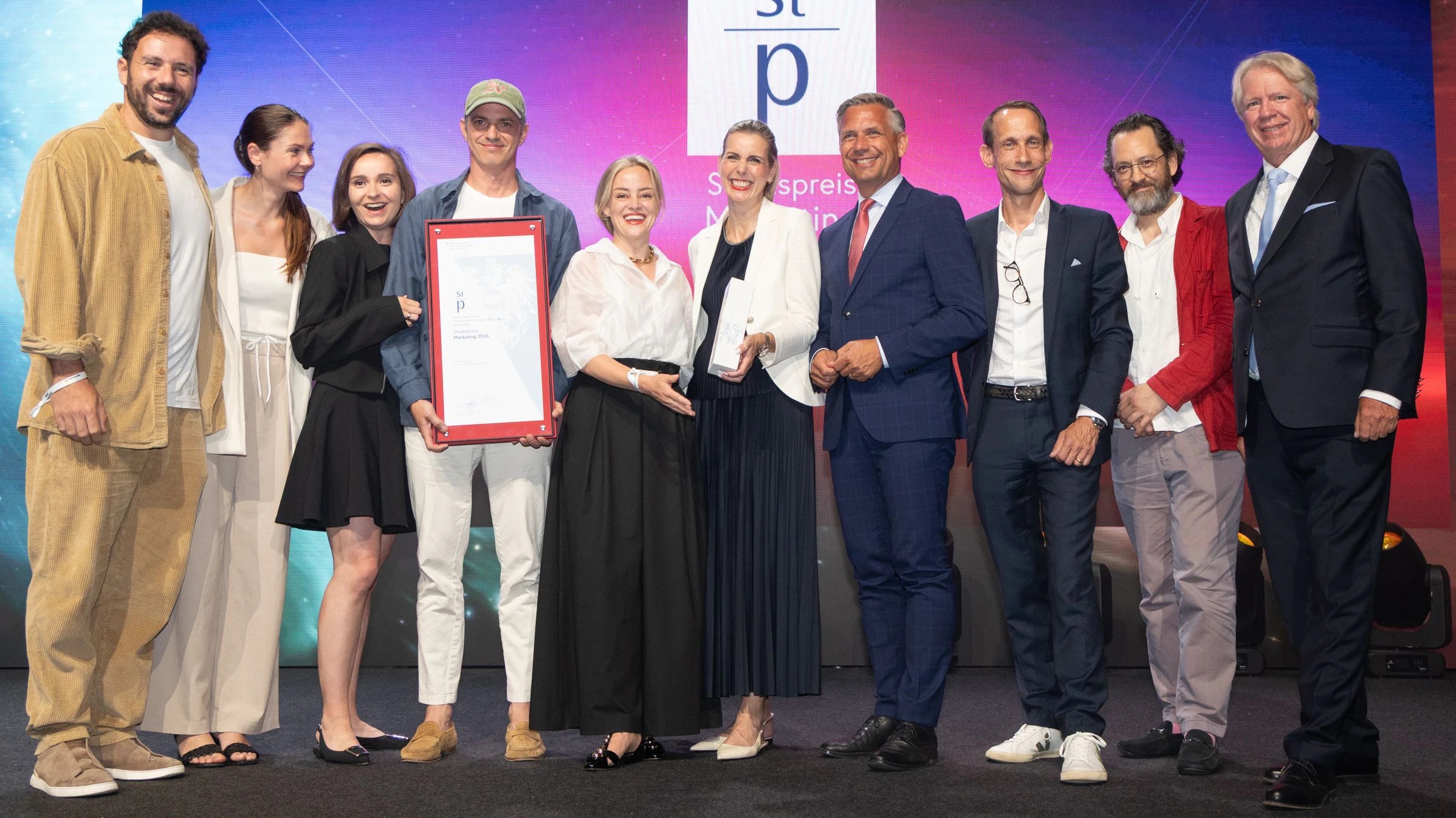 Staatspreis Marketing 2026: Das Sieger-Team der Wiener Städtischen, hier mit Wirtschaftsminister Wolfgang Hattmannsdorfer.