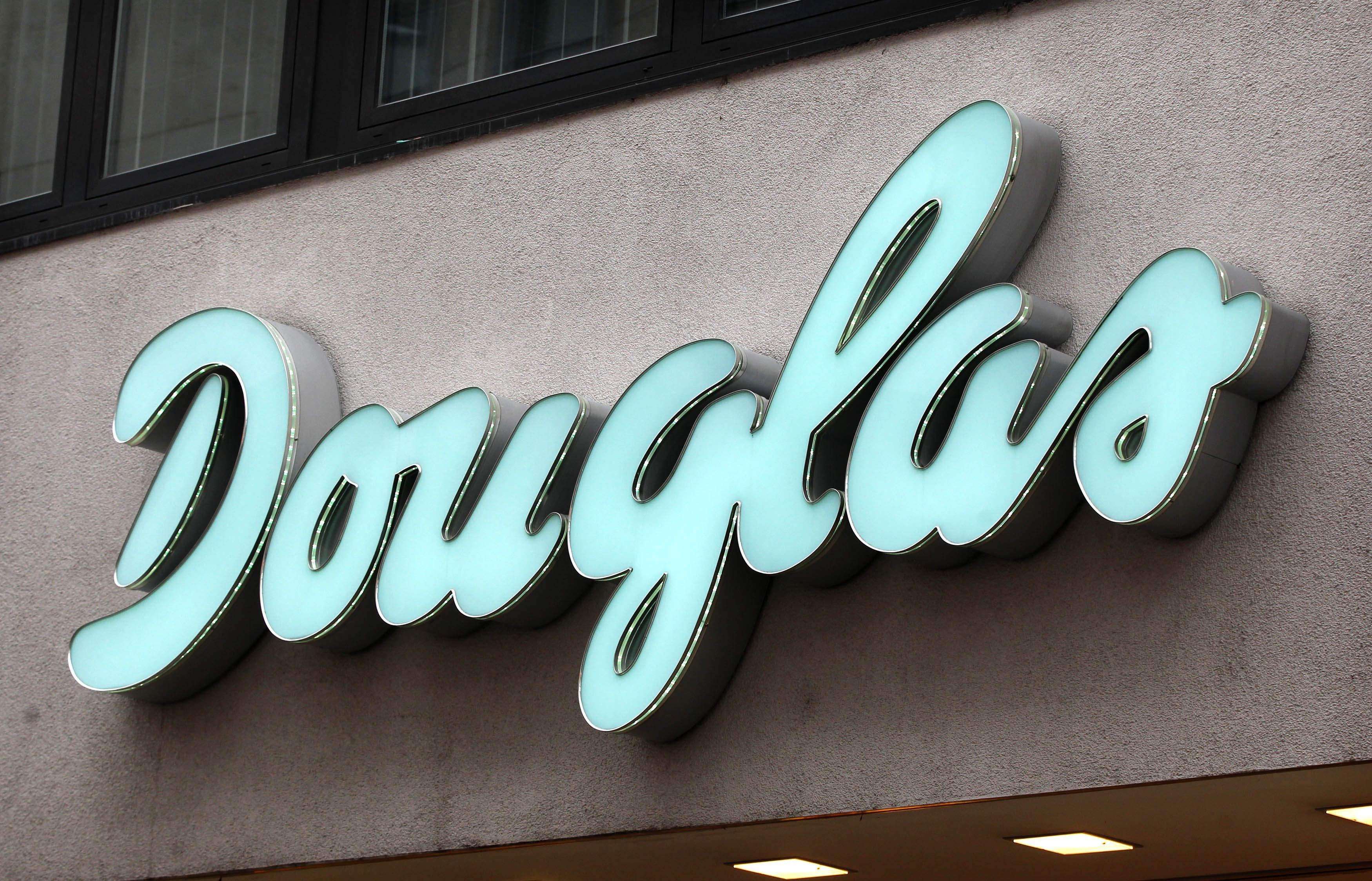 Die Parfümerie- und Kosmetik-Filialkette Douglas hat derzeit wirtschaftlich schwer zu kämpfen.