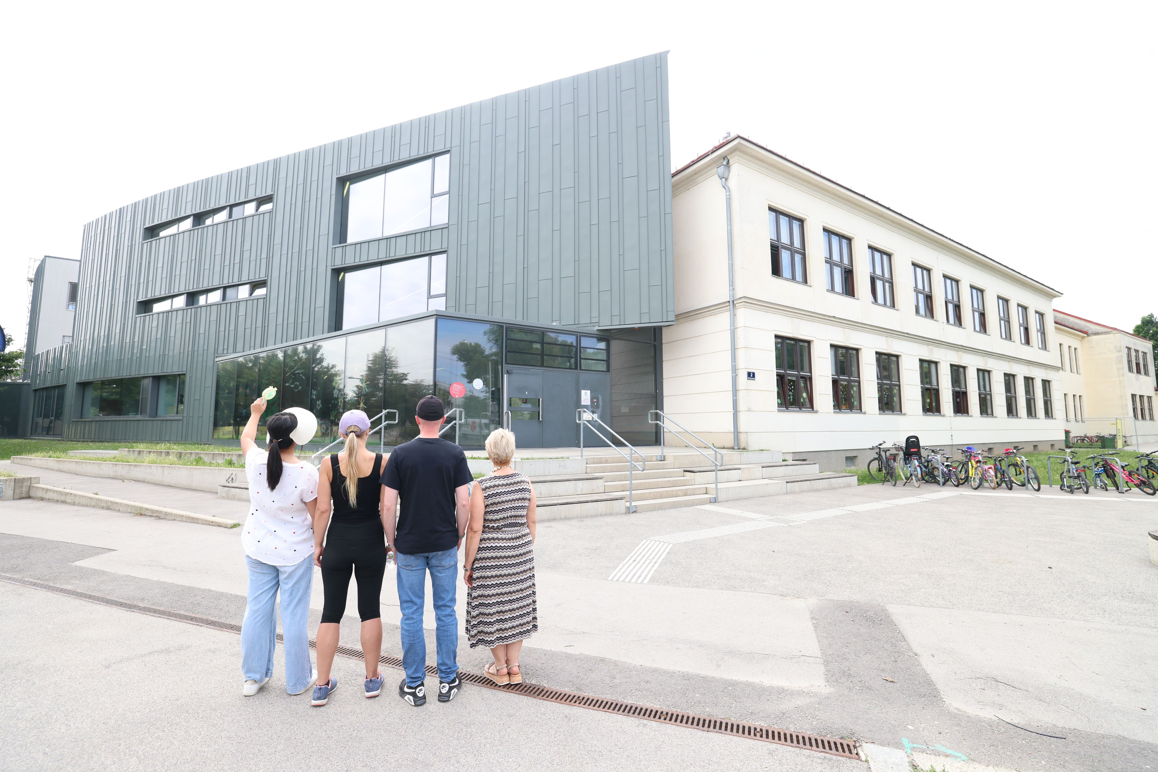 Eltern von betroffenen Schülern der Offenen Volksschule Eßlinger Hauptstraße 97 fordern dringend Abkühlung für ihre Kinder.