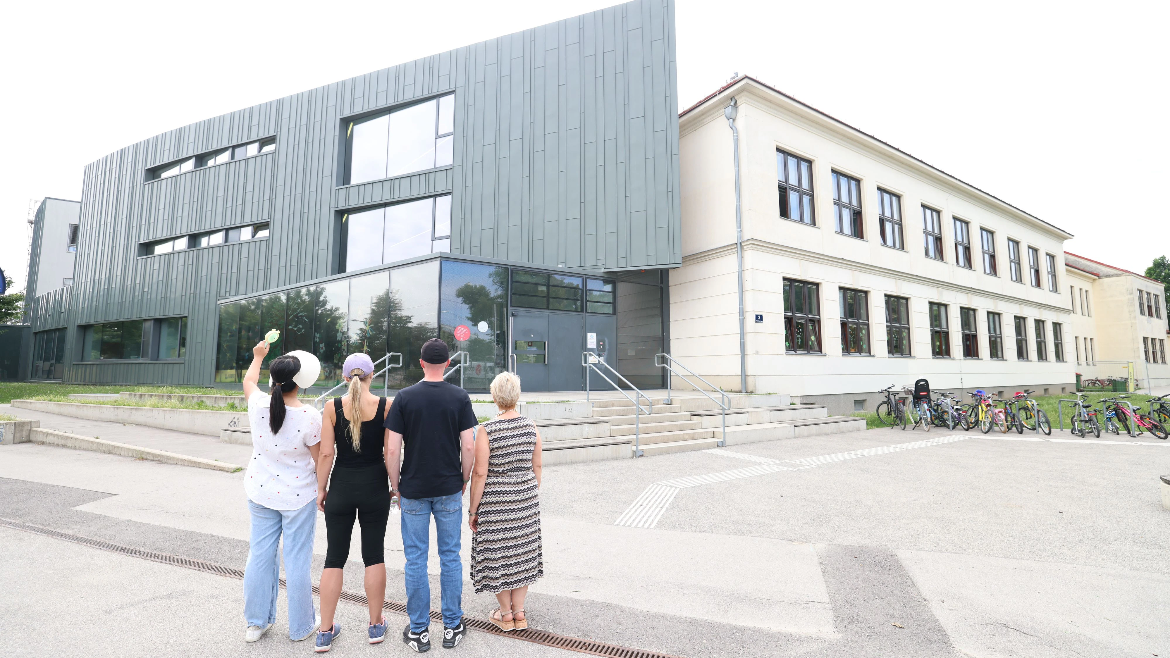 Eltern von betroffenen Schülern der Offenen Volksschule Eßlinger Hauptstraße 97 fordern dringend Abkühlung für ihre Kinder.