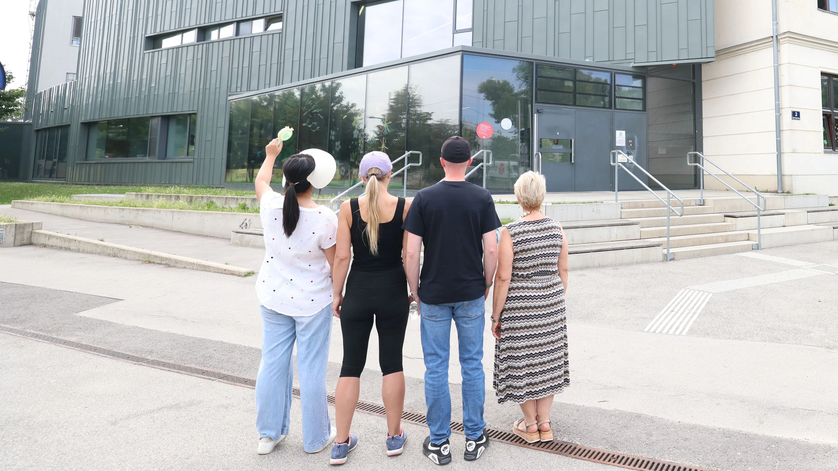 Eltern von betroffenen Schülern der Offenen Volksschule Eßlinger Hauptstraße 97 fordern dringend Abkühlung für ihre Kinder.