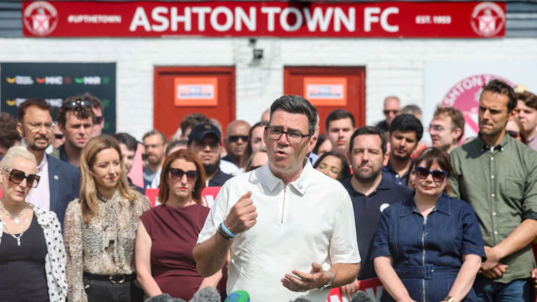 Der dezitiert linke Labour-Politiker Andy Burnham hat sich in den Arbeiter-Hochburgen Nordenglands einen Namen gemacht. Nach dem Sieg bei der Nachwahl dürfte er Keir Starmer um die Führung der Partei – und damit Großbritanniens – herausfordern. Und gewinnen.