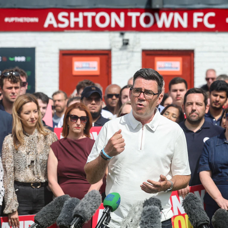 Der dezitiert linke Labour-Politiker Andy Burnham hat sich in den Arbeiter-Hochburgen Nordenglands einen Namen gemacht. Nach dem Sieg bei der Nachwahl dürfte er Keir Starmer um die Führung der Partei – und damit Großbritanniens – herausfordern. Und gewinnen.