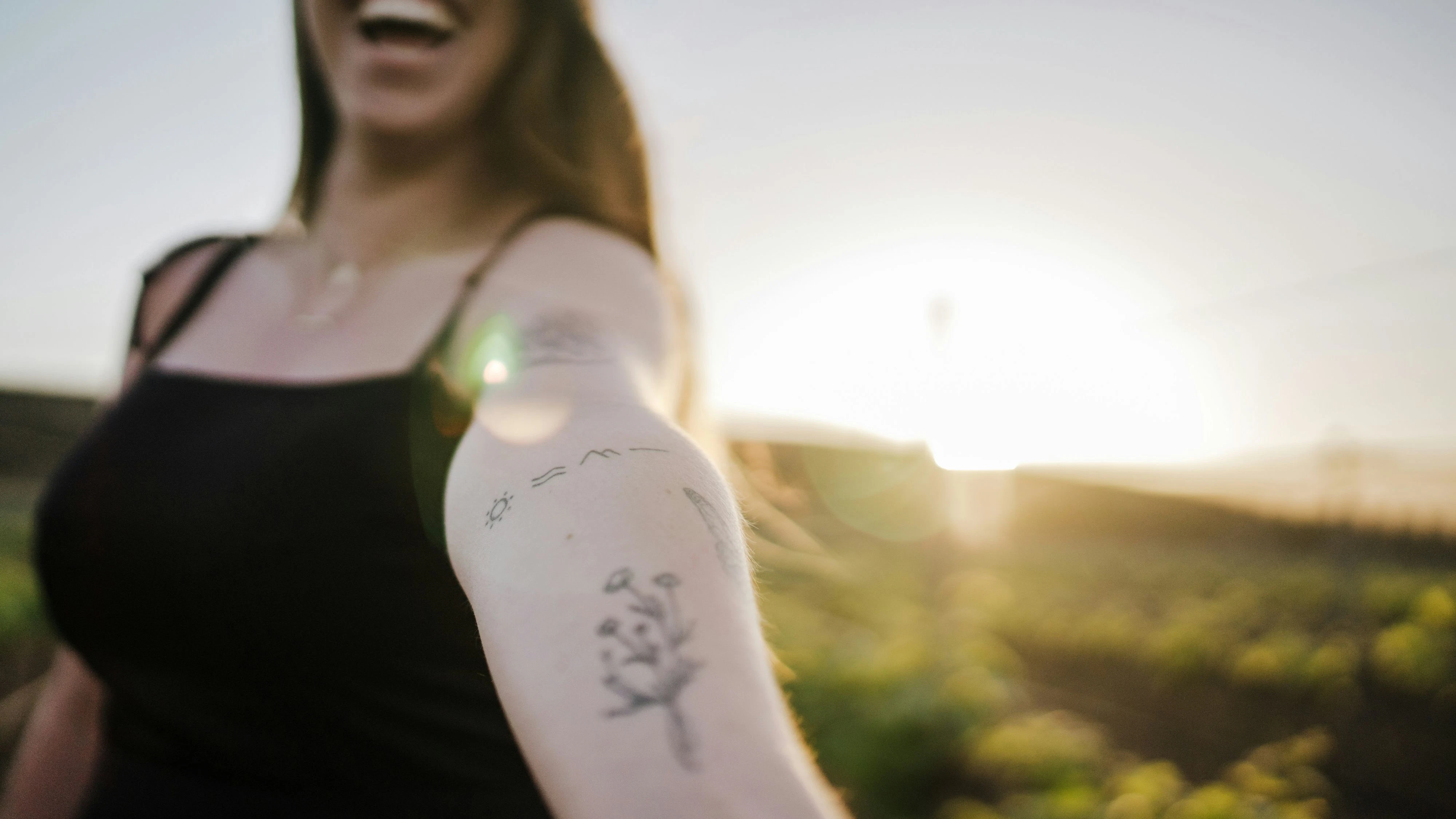 Sonnenstrahlen können Tattoos nachhaltig schädigen. 