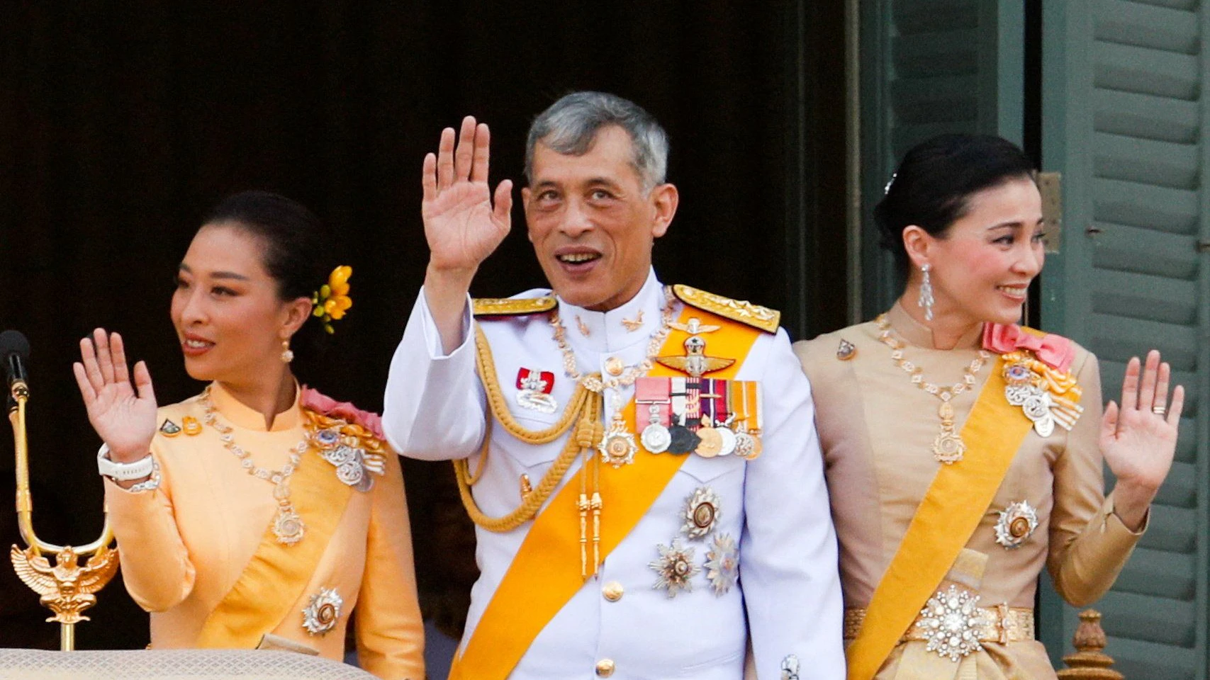 Thailands König Maha Vajiralongkorn, Königin Suthida und Prinzessin Bajrakitiyabha winken vom Balkon der Suddhaisavarya-Prasad-Halle im Großen Palast in Bangkok, 2019.