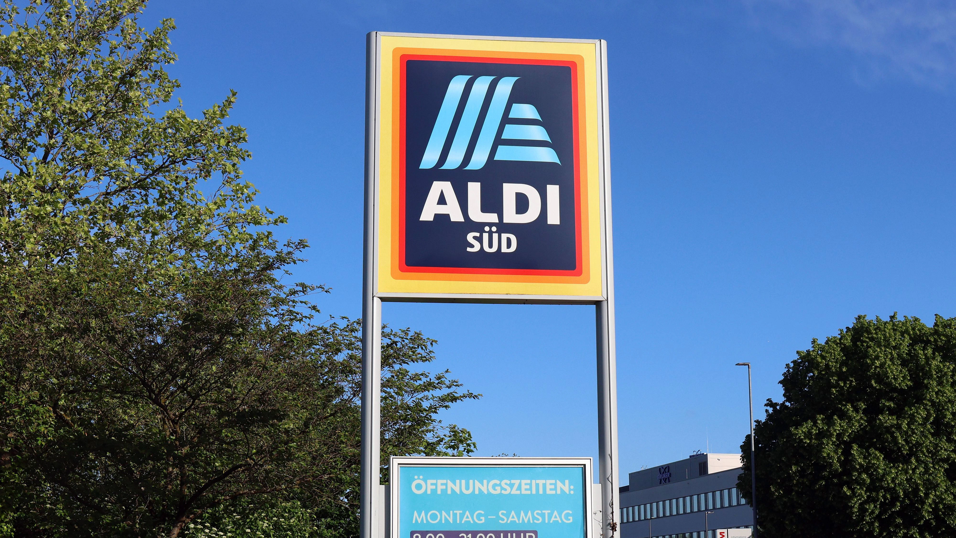 12.05.2026 xsvx, Wirtschaft Einzelhandel, emwir , v.l. Logo, Schriftzug, Werbung Supermarkt Discounter ALDI Süd Sued Ettlingen *** 12 05 2026 xsvx, economy retail, emwir , v l logo, lettering, advertising supermarket discounter ALDI Süd Sued Ettlingen