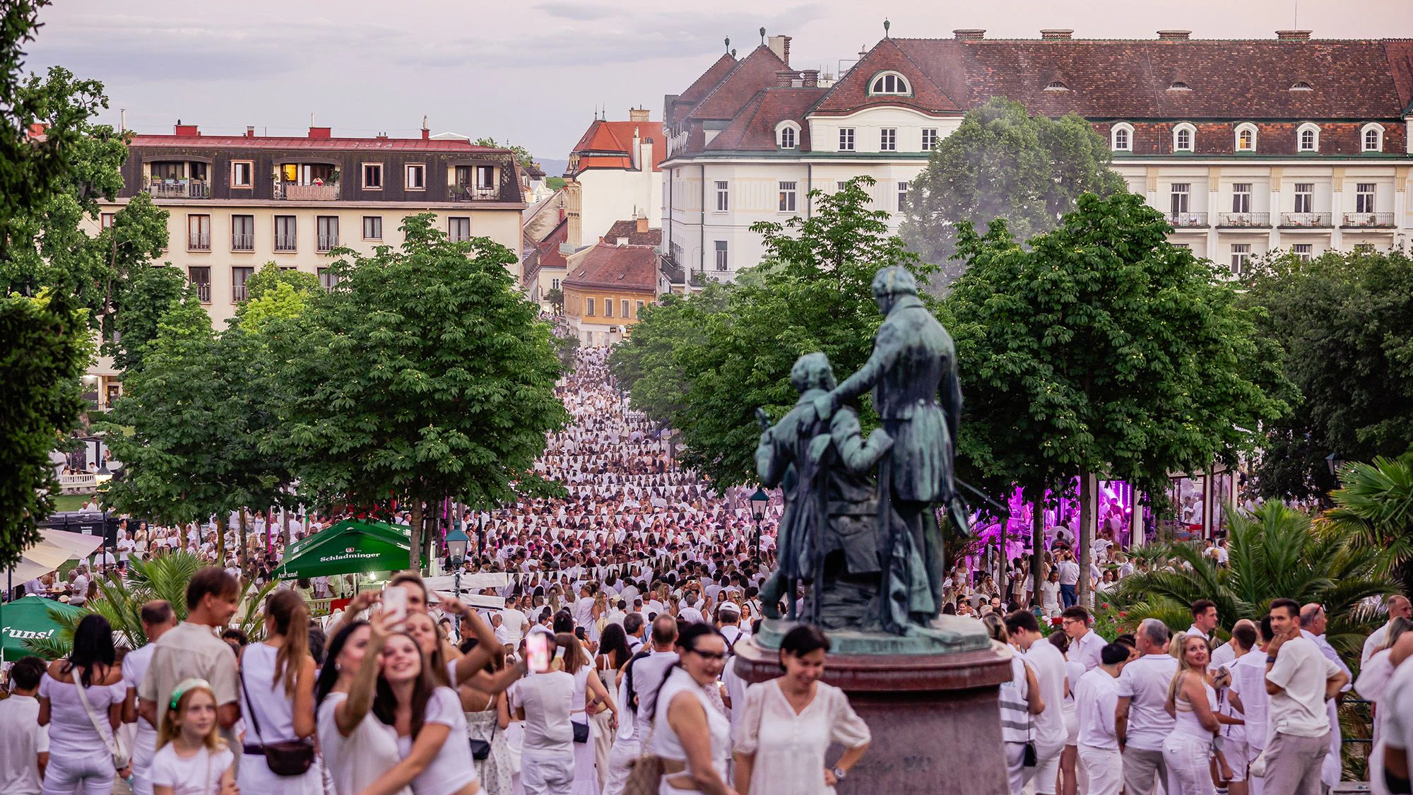 Heute.at - Baden tanzt in Weiß: Das große Sommer-Clubbing