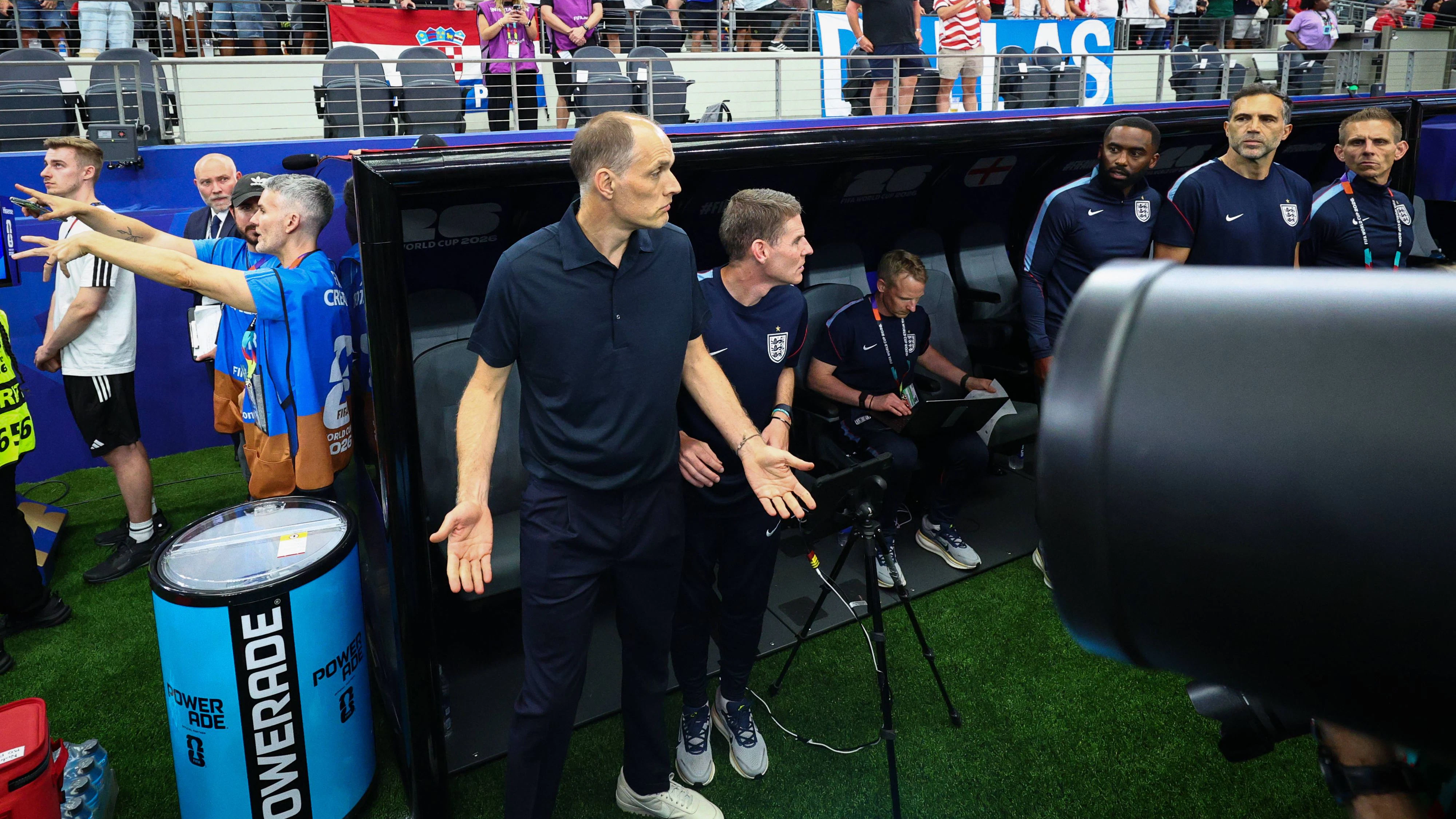 FIFA World Cup, WM, Weltmeisterschaft, Fussball 2026: England v Croatia DALLAS, USA - 17th June 2026: England Head Coach Thomas Tuchel reacts to having photographers positioned so closely, blocking his view of the anthems, ahead of the FIFA World Cup 2026 Group L match between England and Croatia at Dallas Stadium Dallas Dallas Stadium United States of America Copyright: xCraigxMercerx/xPeakxActionxPhotosx
