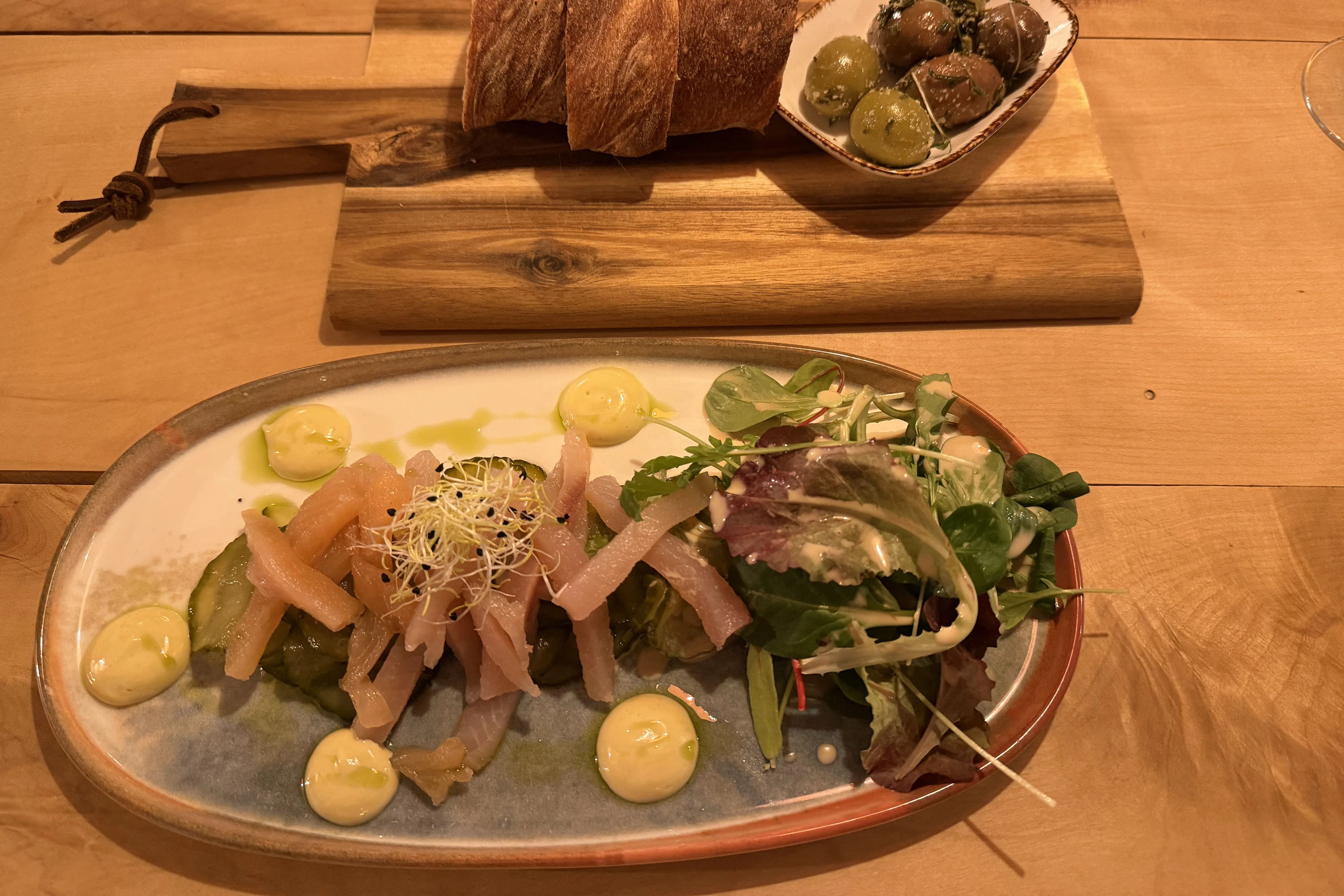 Gebeiztes Saiblingsfilet mit Gurken & Wasabi-Mayonnaise
