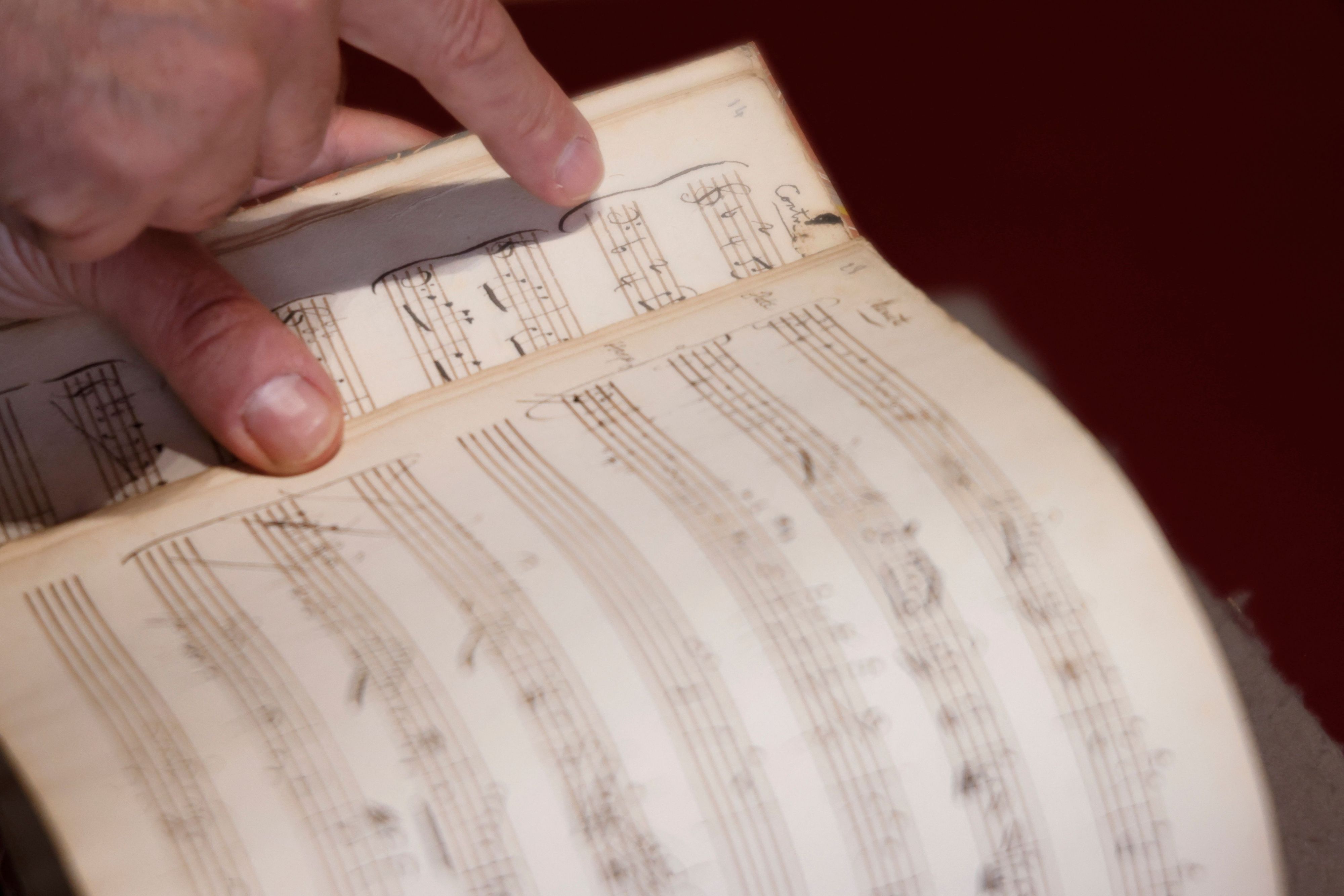 Ein Foto des originalen Fragments aus Mozarts handschriftlichem Musiknotizbuch in der Nationalbibliothek Frankreichs in Paris.
