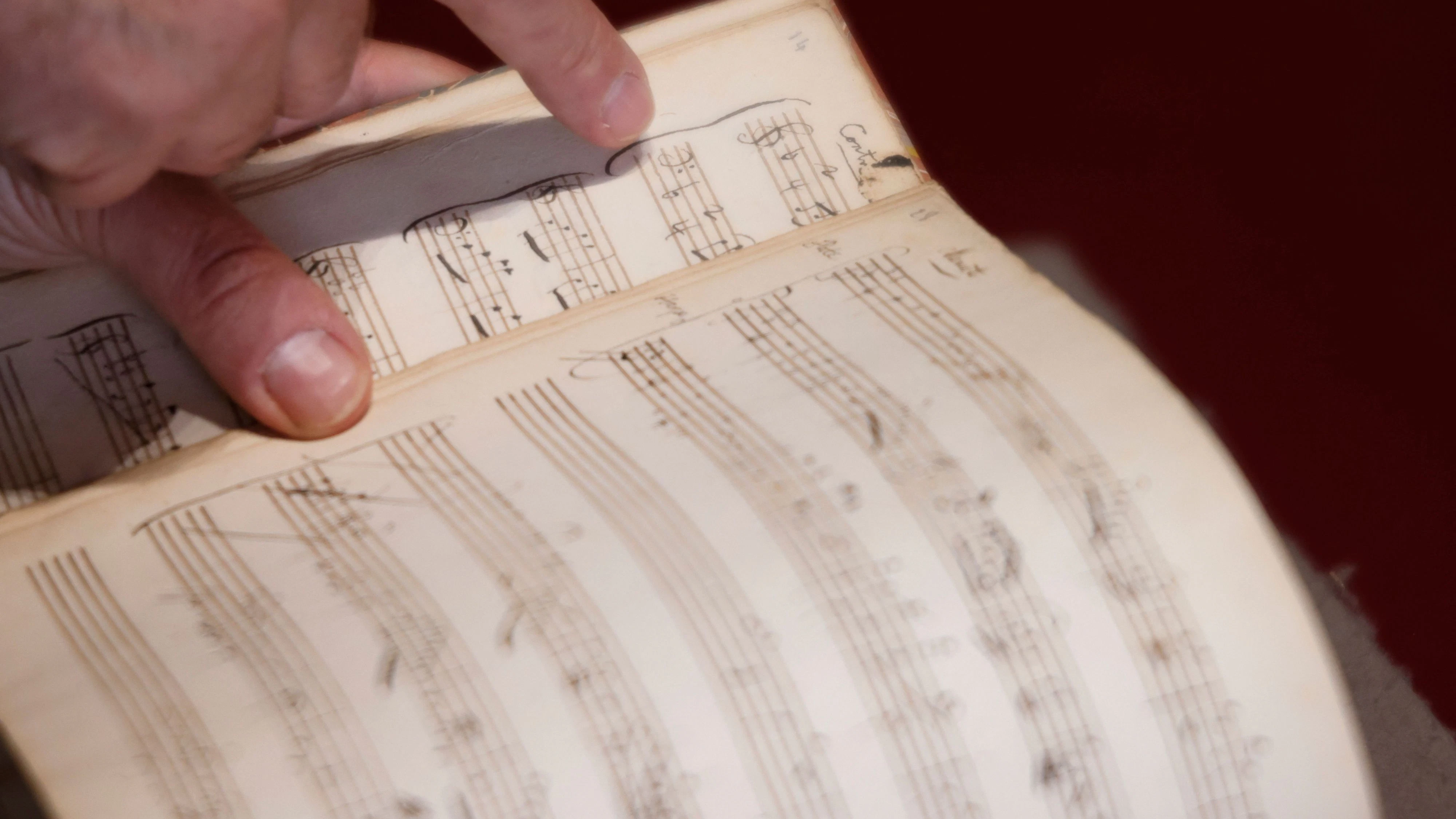 Ein Foto des originalen Fragments aus Mozarts handschriftlichem Musiknotizbuch in der Nationalbibliothek Frankreichs in Paris.
