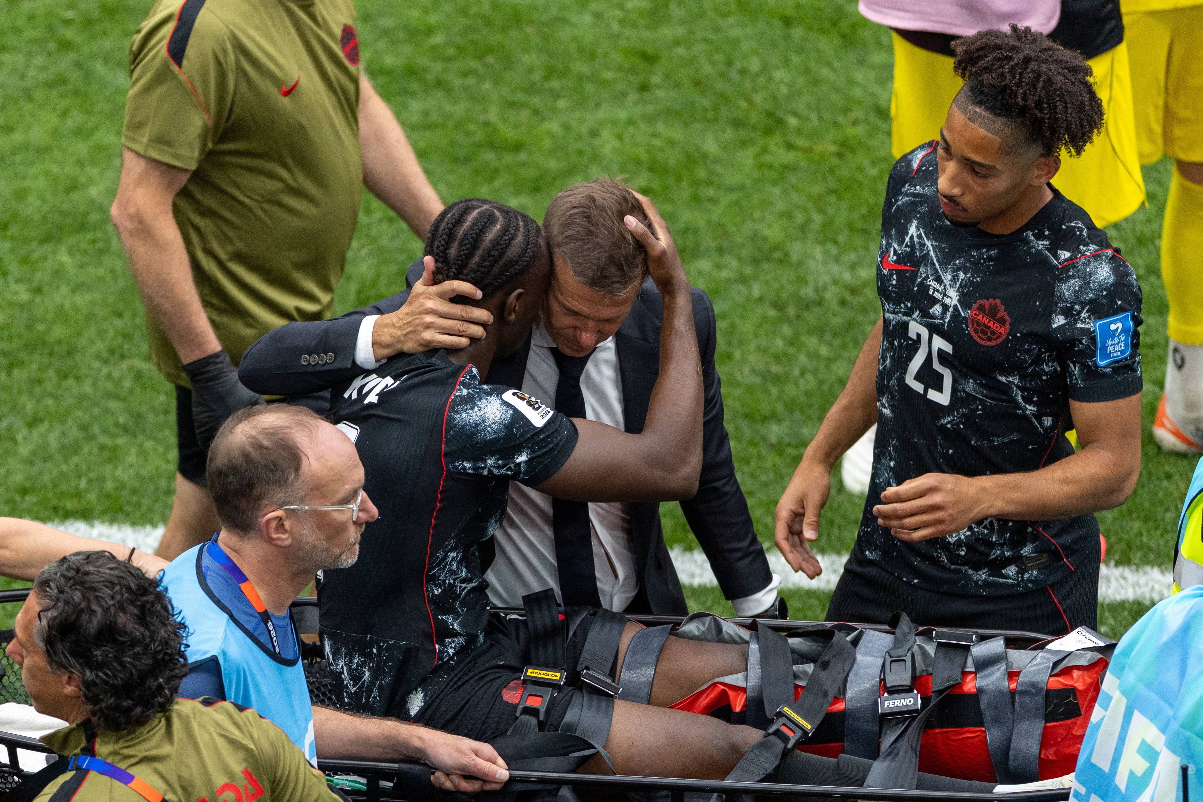 Jesse Marsch umarmte Ismaël Koné, der vom Platz getragen wurde.