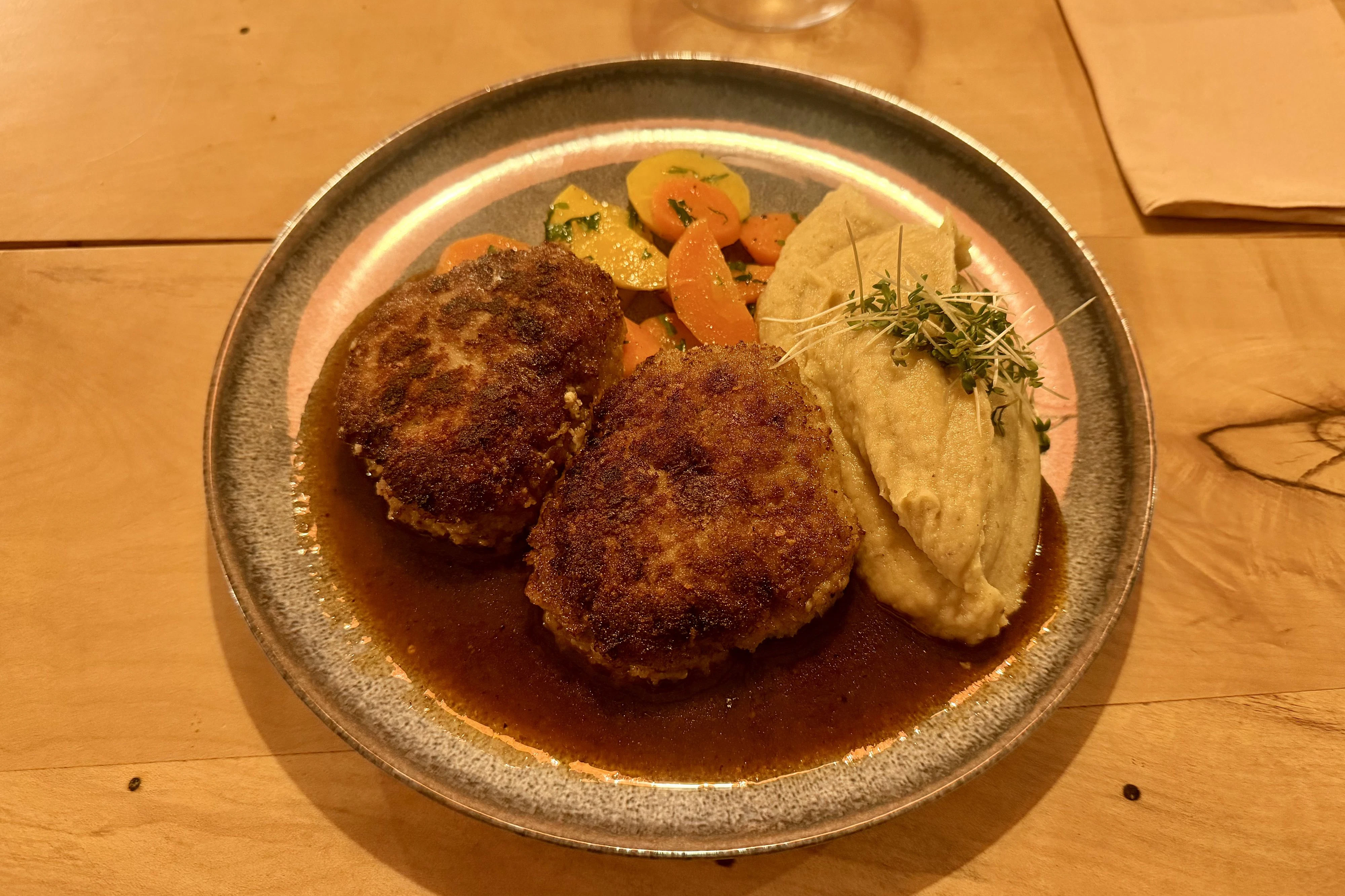 Laibchen vom Grundlseer Lamm mit Erdäpfelpüree & Karotten