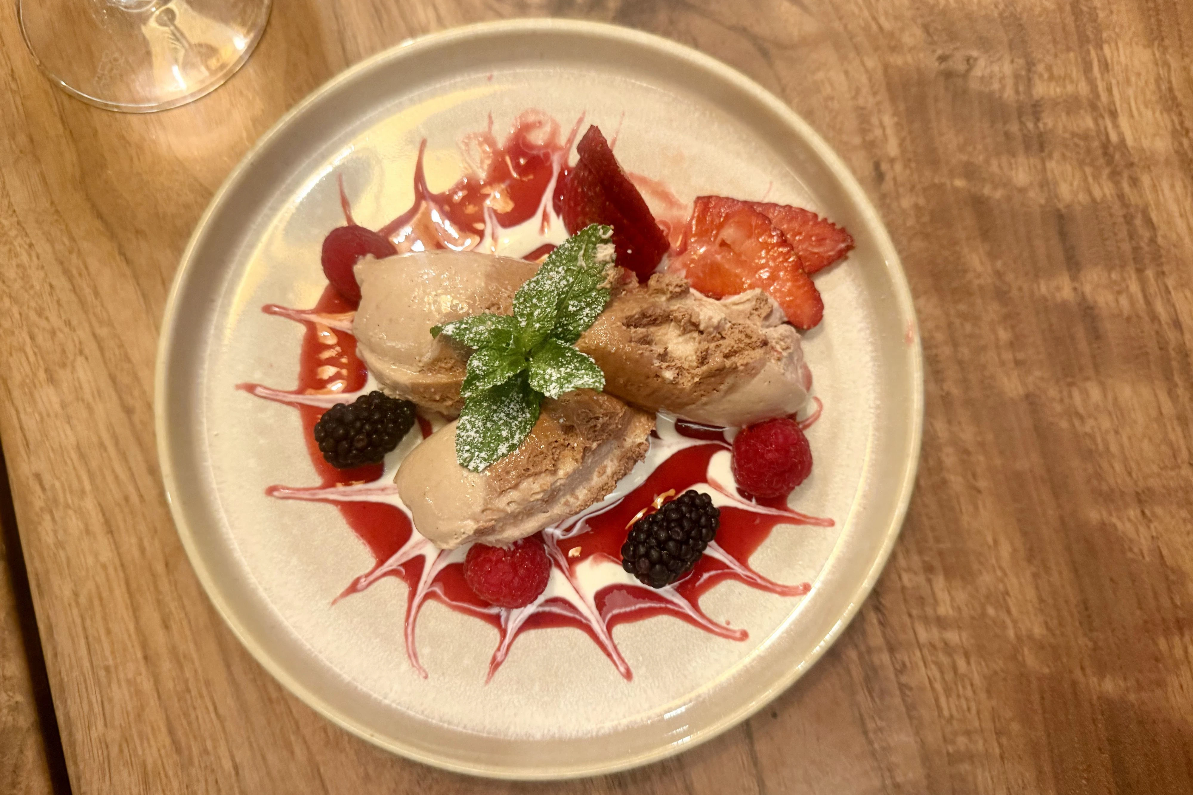 Schokoladen-Mousse mit Beeren-Sauce: kein Theater, sondern ein sehr gutes Ende