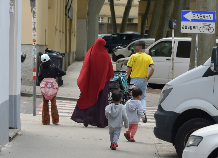 Deutsch- und Wertekurse werden für Migranten verpflichtend.